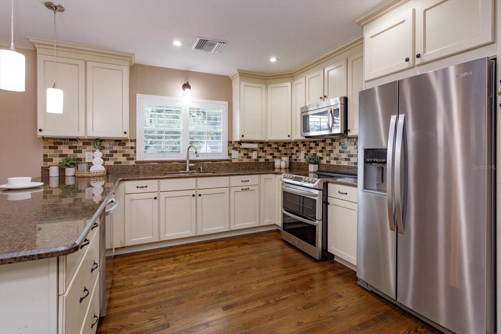 Shaker cabinets, granite counters and stainless appliances - 1060 GREGORY DR, MAITLAND