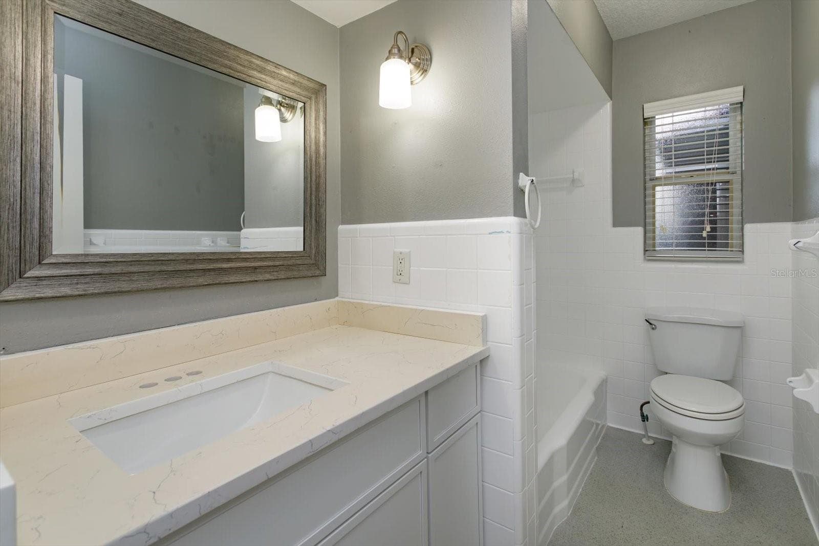 Hall bath with updated vanity and tub/shower - 1060 GREGORY DR, MAITLAND