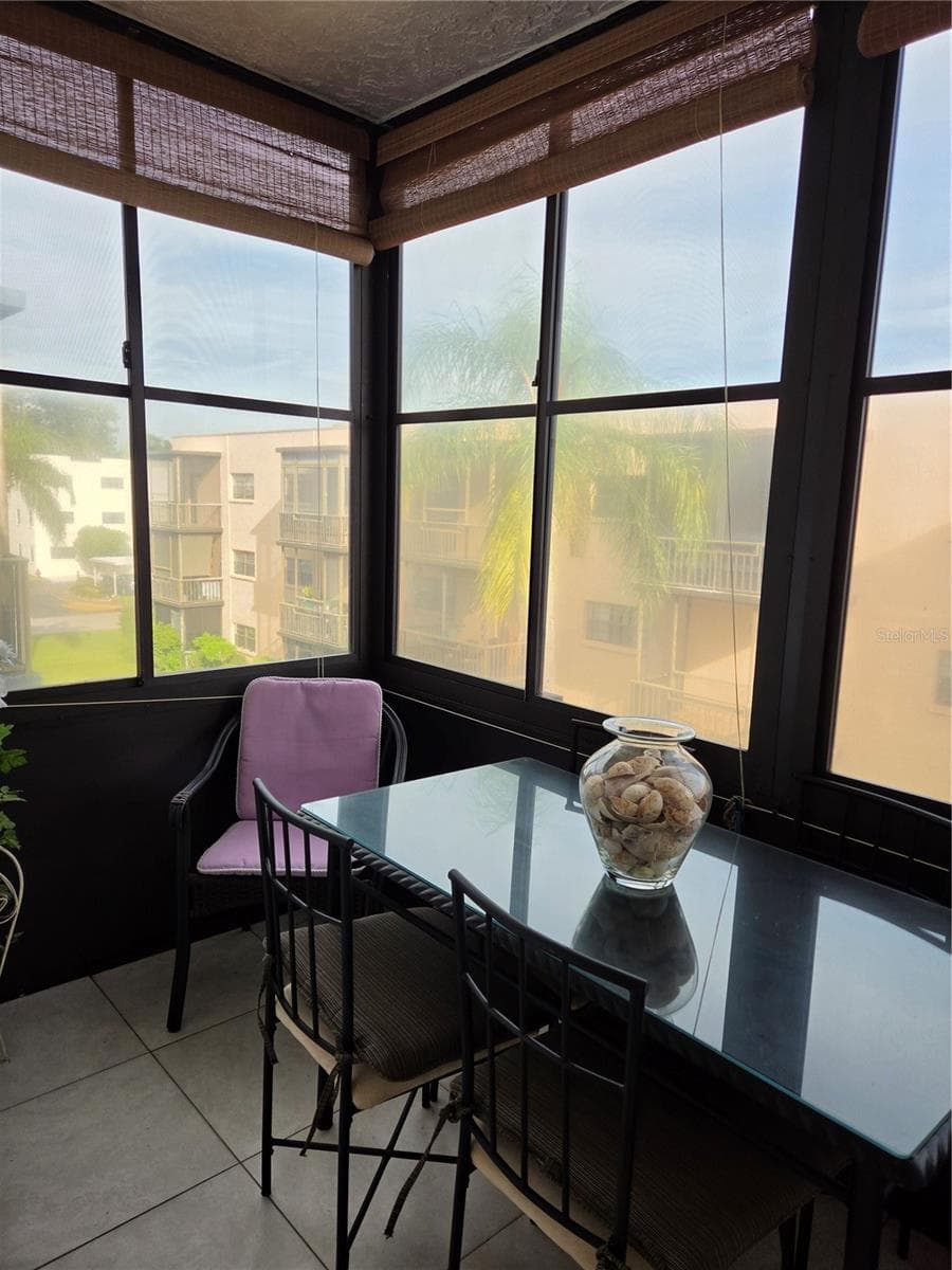 A relaxing space for your morning coffee or evening beverage - 5969 TERRACE PARK DR N #305, ST PETERSBURG