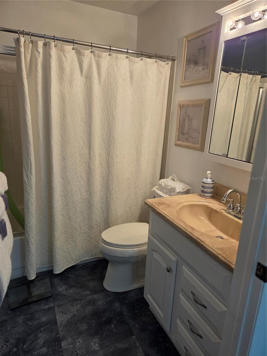 Guest bathroom with tub - 5969 TERRACE PARK DR N #305, ST PETERSBURG