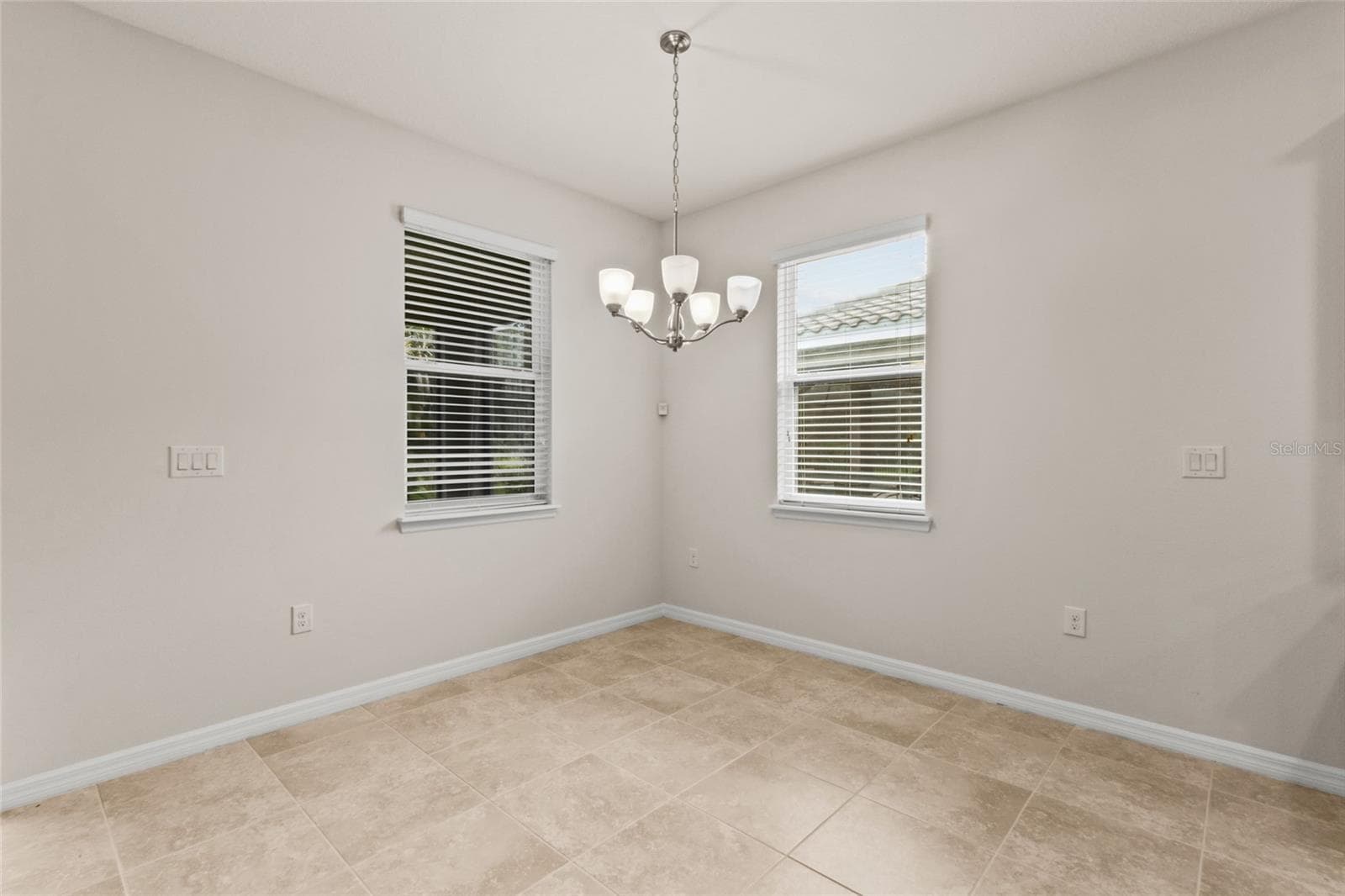 Eating area just off the kitchen - 2924 ORIOLE DR, SARASOTA