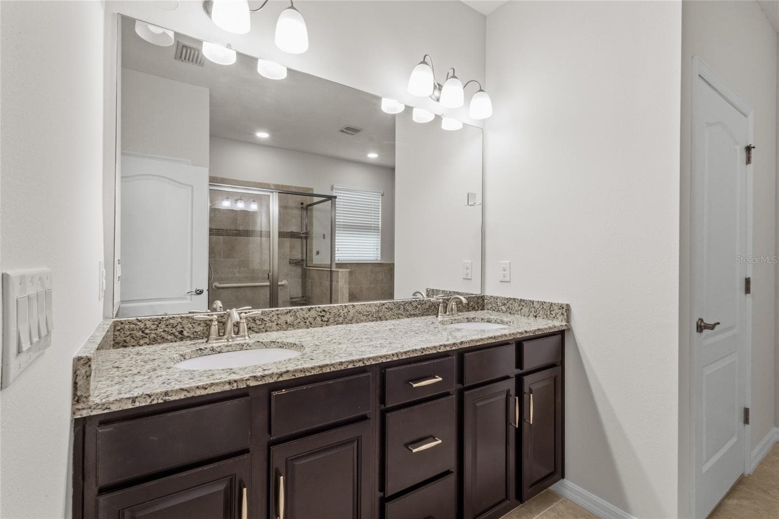 Dual sinks in primary bathroom - 2924 ORIOLE DR, SARASOTA