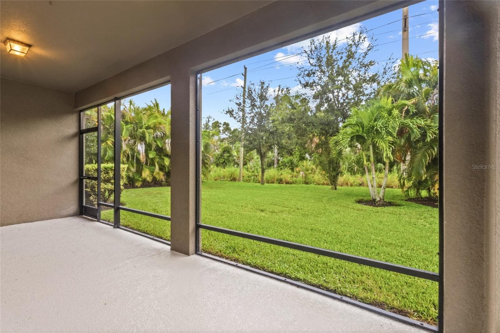Beautiful green view off the back screened in lanai - 2924 ORIOLE DR, SARASOTA