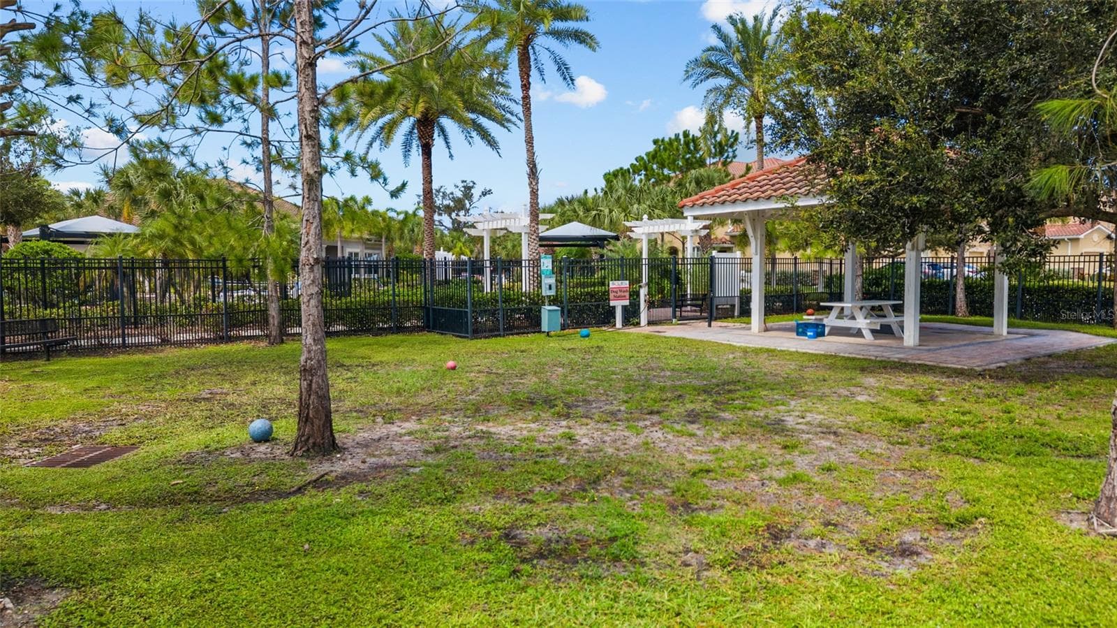 Community picnic and play area - 2924 ORIOLE DR, SARASOTA