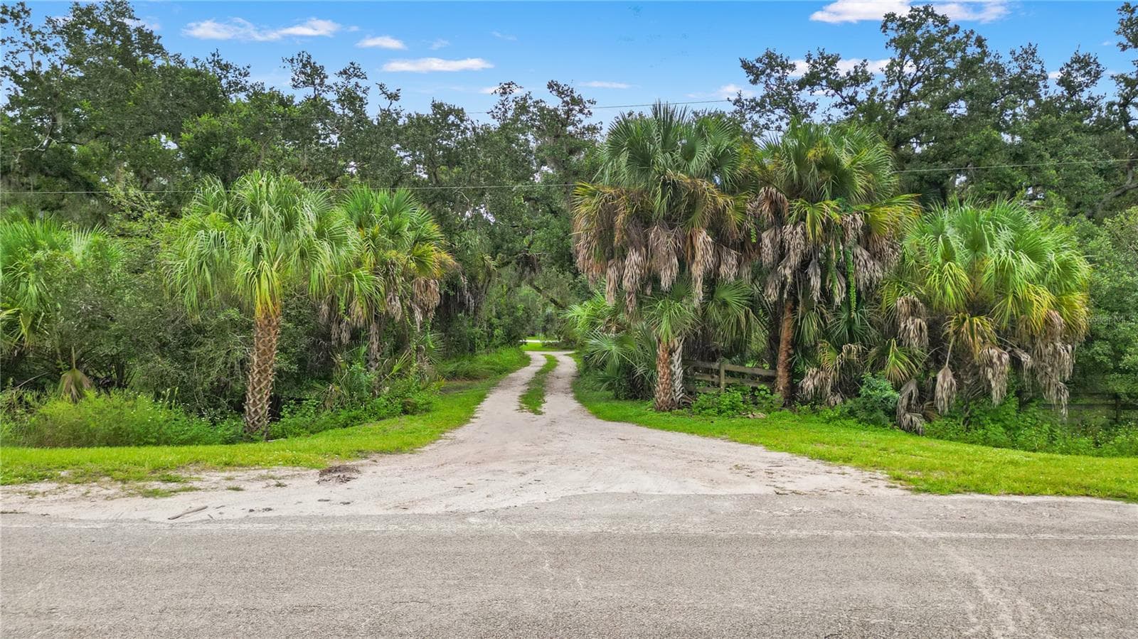 direct access to the Legacy Trail from your driveway - 400 S MOON DR, VENICE