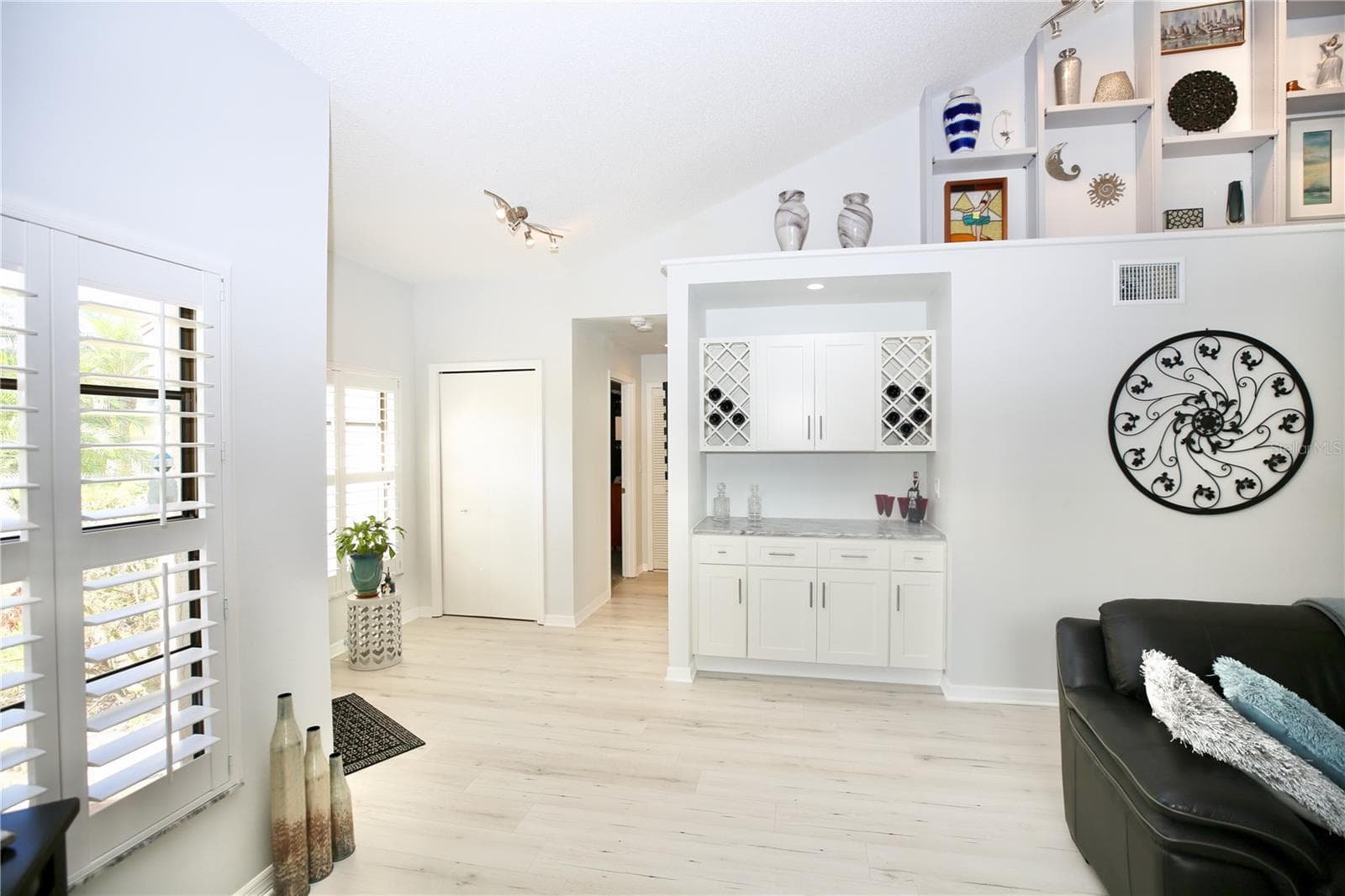 built in wet bar and built in shelves - 3540 COUNTRYBROOK LN #16, PALM HARBOR