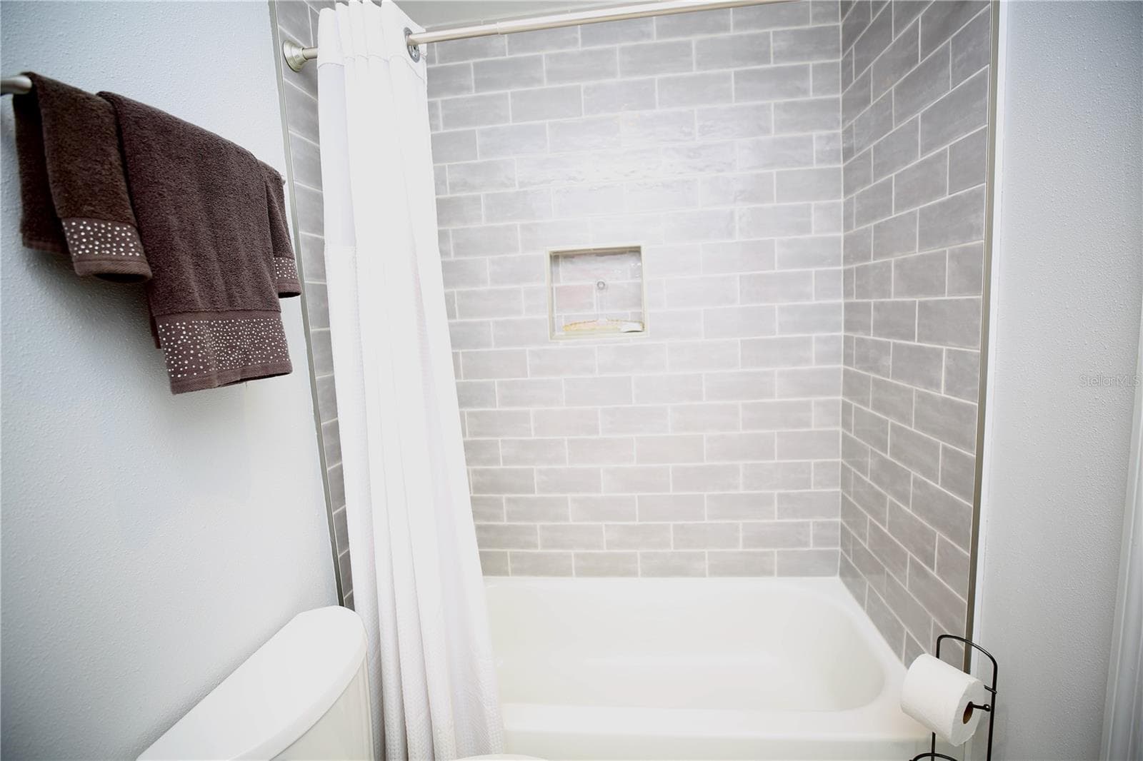subway tiles - 3540 COUNTRYBROOK LN #16, PALM HARBOR