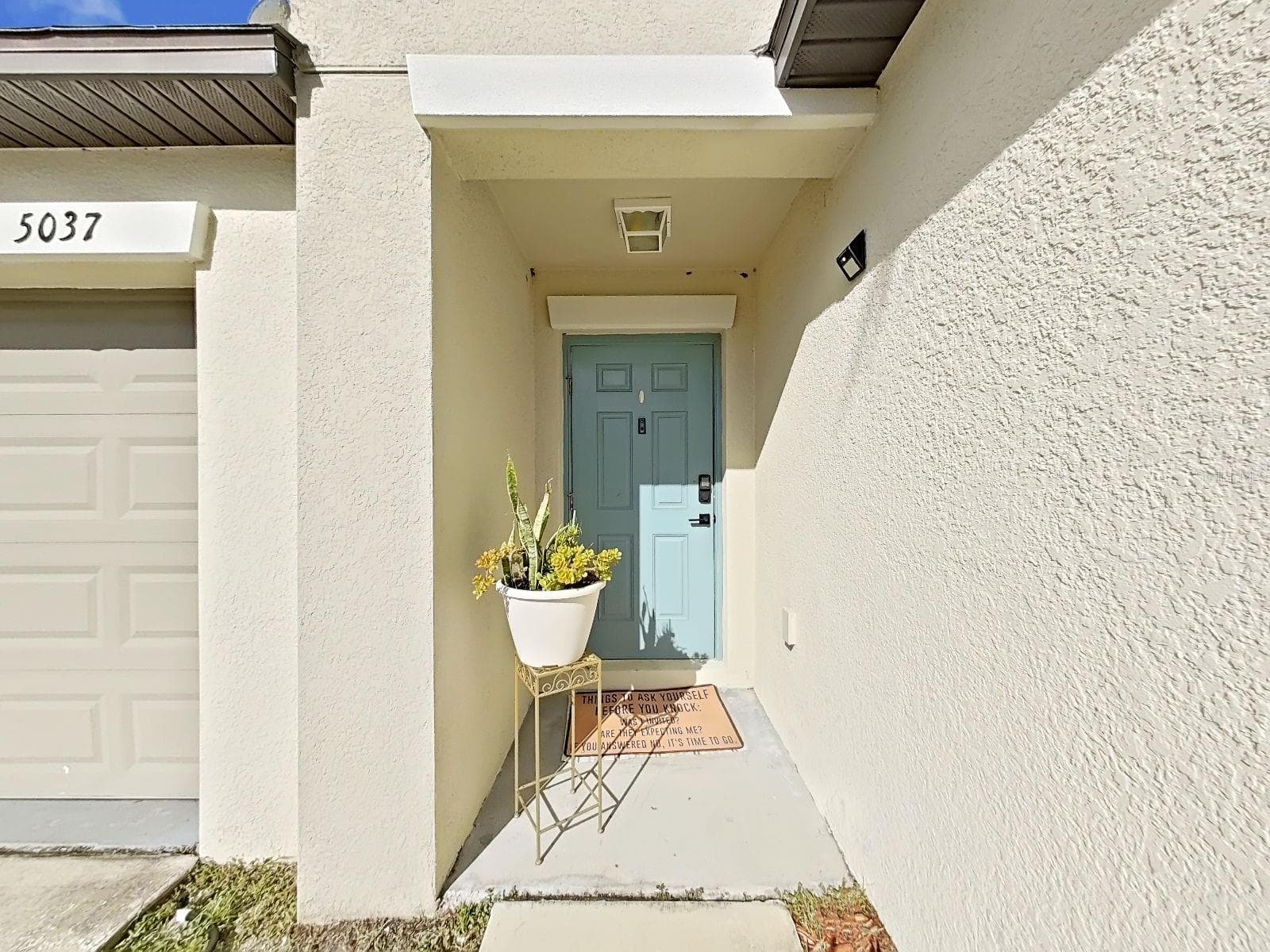 Covered Entry - 5037 WHITE CHICORY DR, APOLLO BEACH