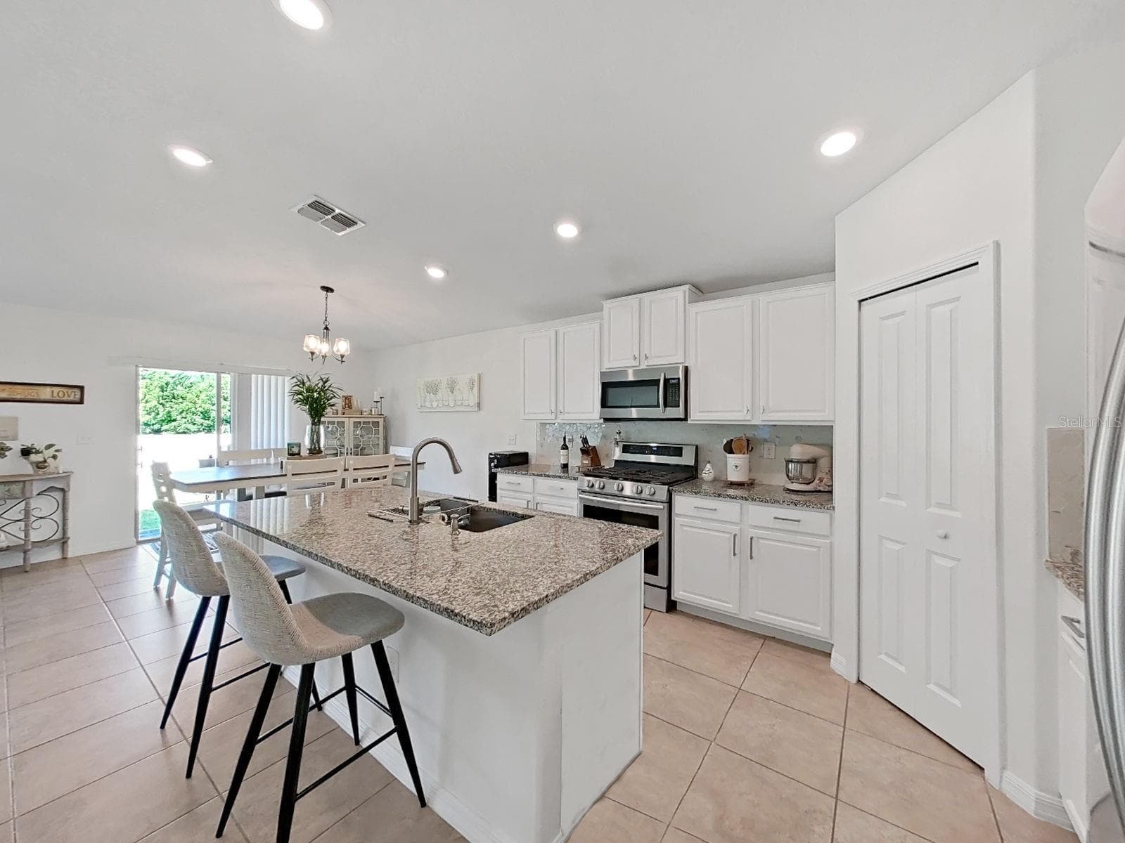 Expansive Island - 5037 WHITE CHICORY DR, APOLLO BEACH