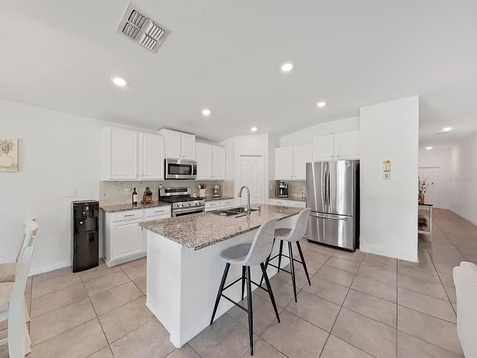 Island and Kitchen - 5037 WHITE CHICORY DR, APOLLO BEACH