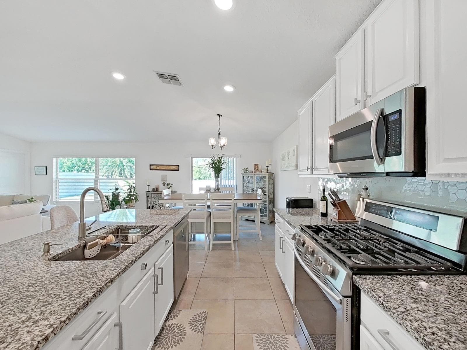 Lots of counter space - 5037 WHITE CHICORY DR, APOLLO BEACH