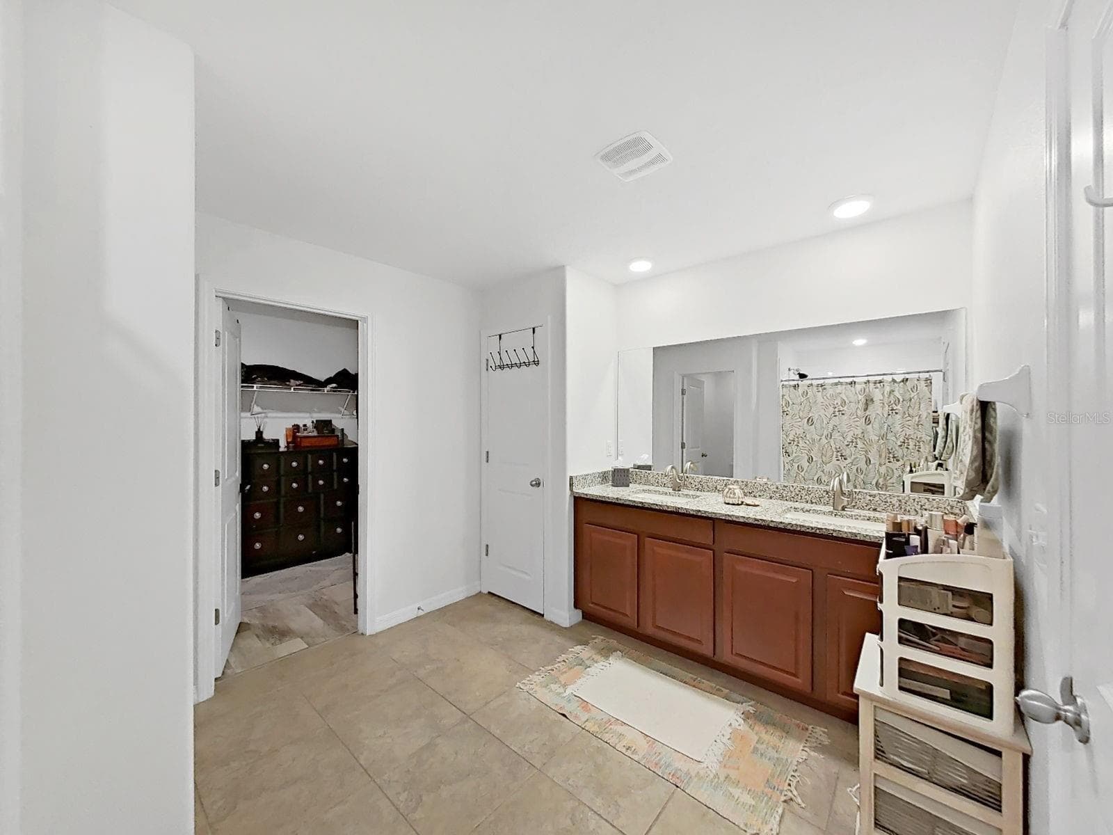 Primary Bath with dual sinks - 5037 WHITE CHICORY DR, APOLLO BEACH