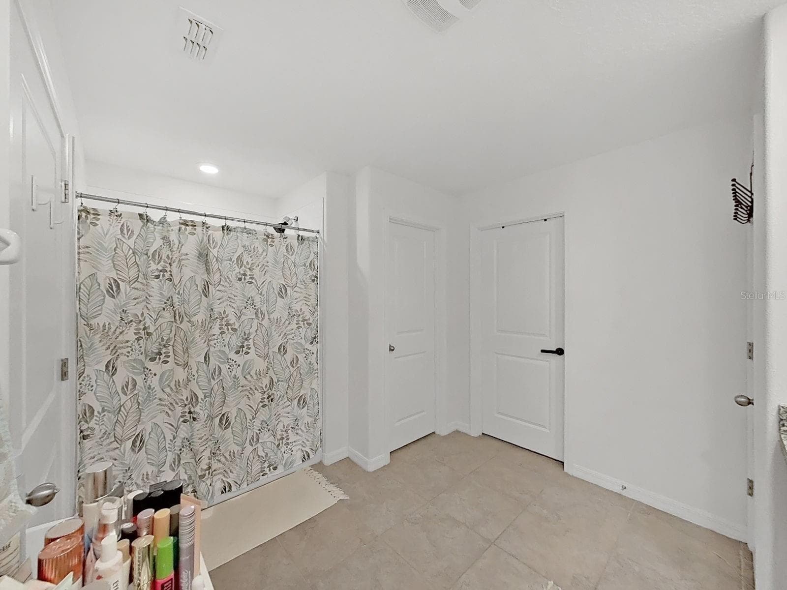 Primary Bath with dual sinks - 5037 WHITE CHICORY DR, APOLLO BEACH