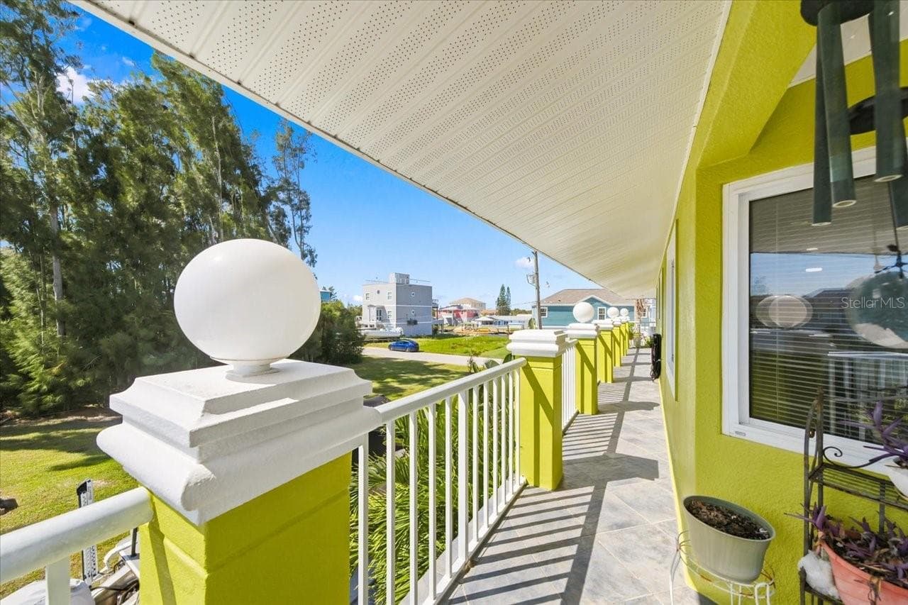 Outdoor lighting on balcony - 6744 SEAVIEW BLVD, HUDSON