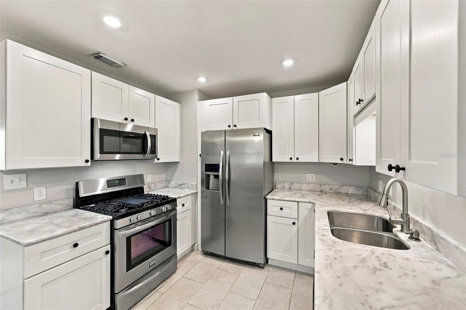 Single Family Residence at 3820 BURLINGTON AVE N, ST PETERSBURG, photo 4 of 21