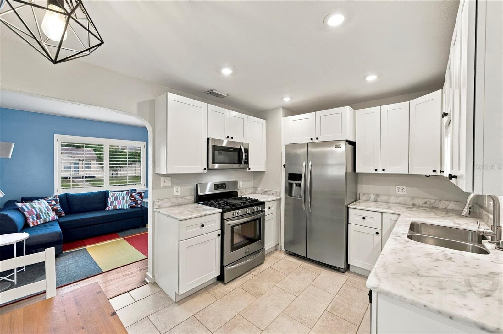 Single Family Residence at 3820 BURLINGTON AVE N, ST PETERSBURG, photo 5 of 21