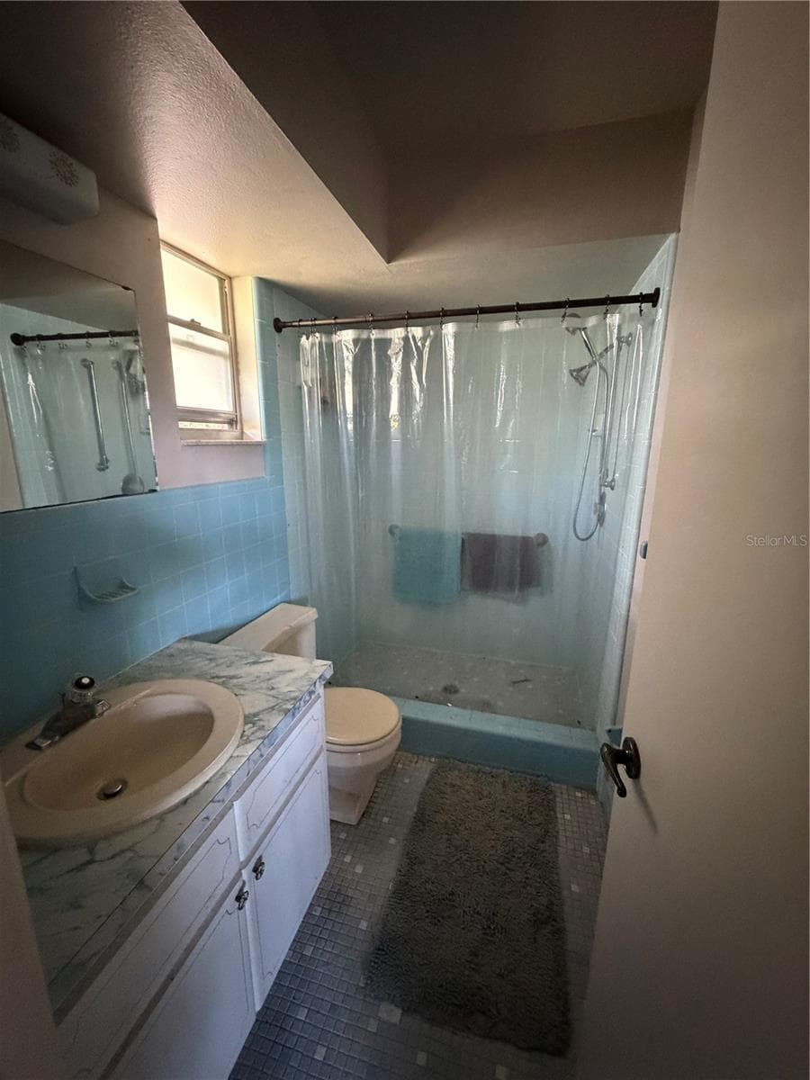 His Master bathroom (1 of 2) - 34205 RADIO RD, LEESBURG