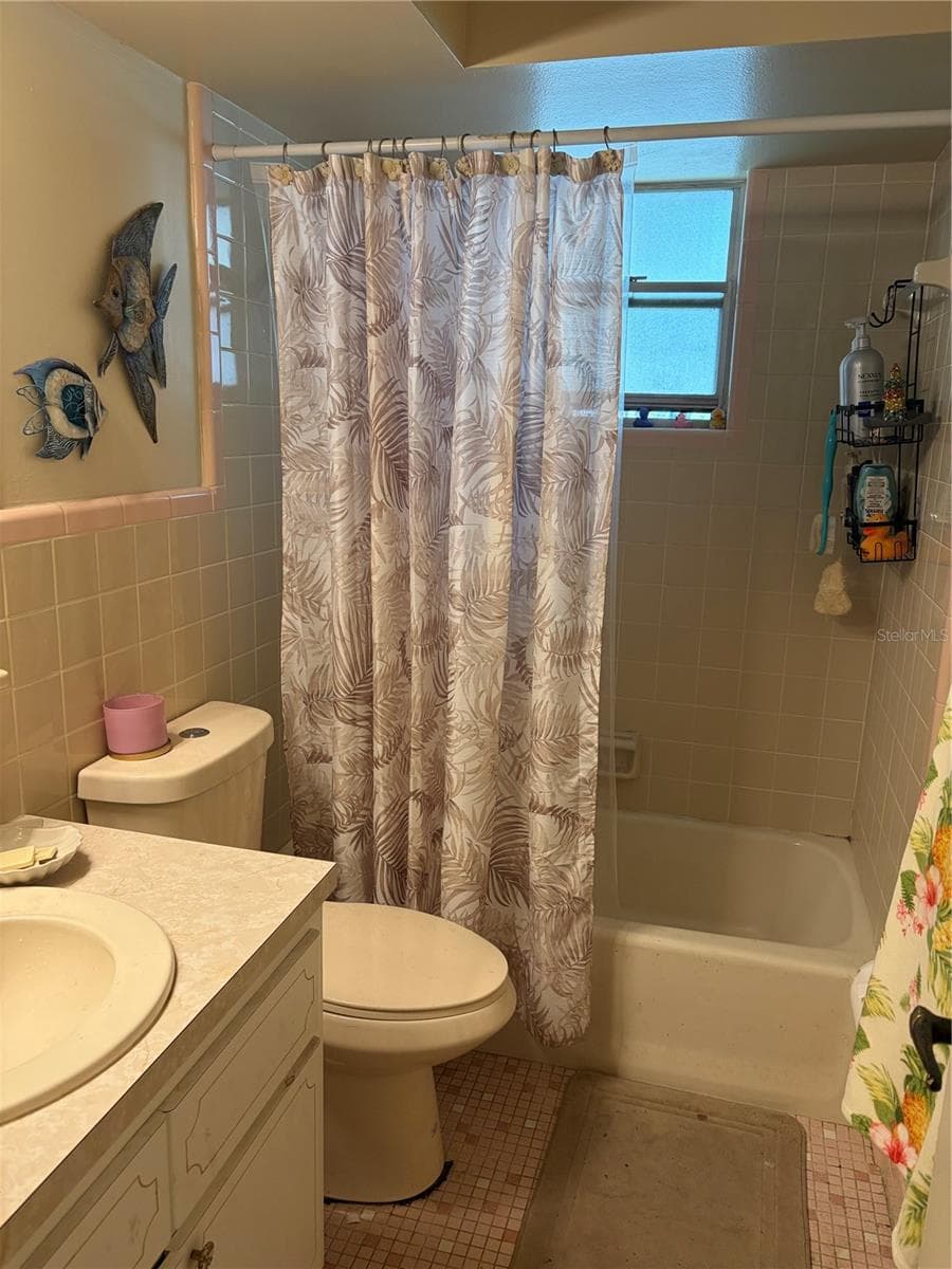 Hall bathroom (3rd full bathroom) - 34205 RADIO RD, LEESBURG