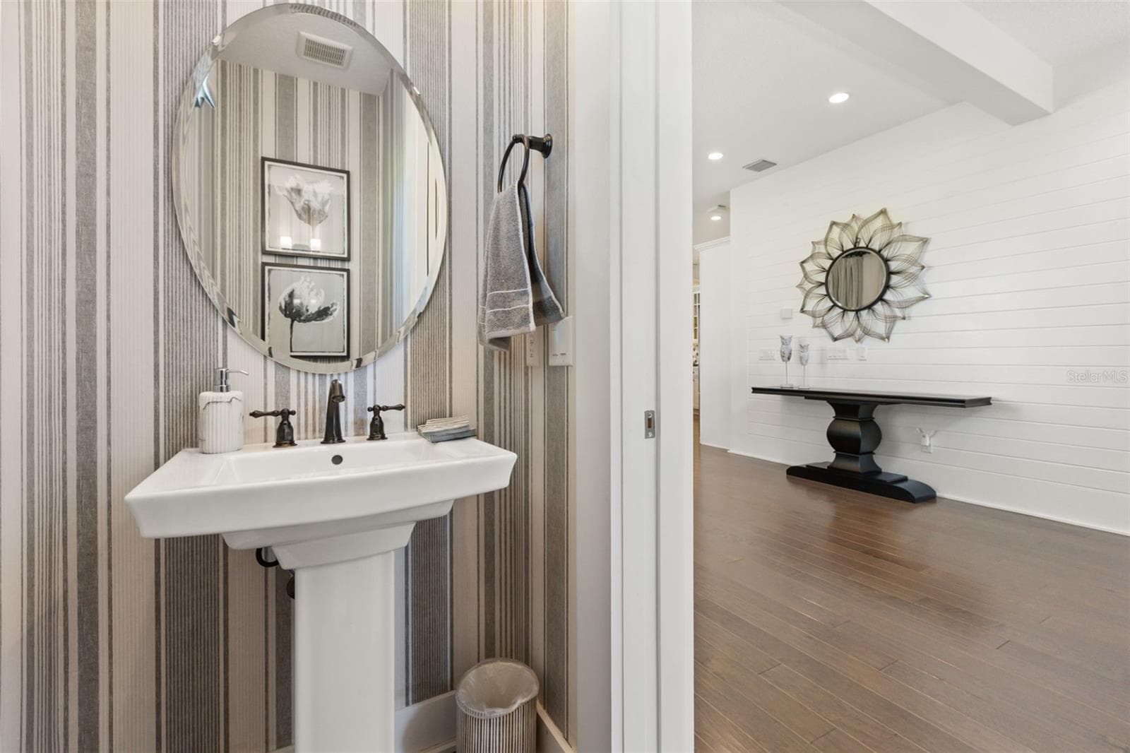Half bath/powder room directly off front of foyer. - 8836 LAKESHORE POINTE DR, WINTER GARDEN