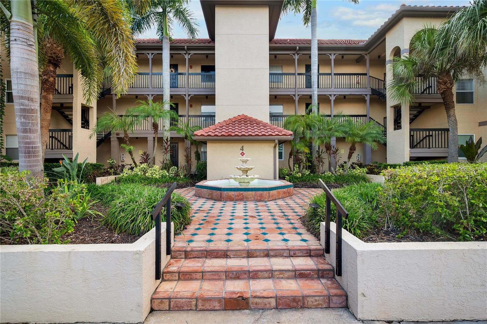 2400 FEATHER SOUND DR #425