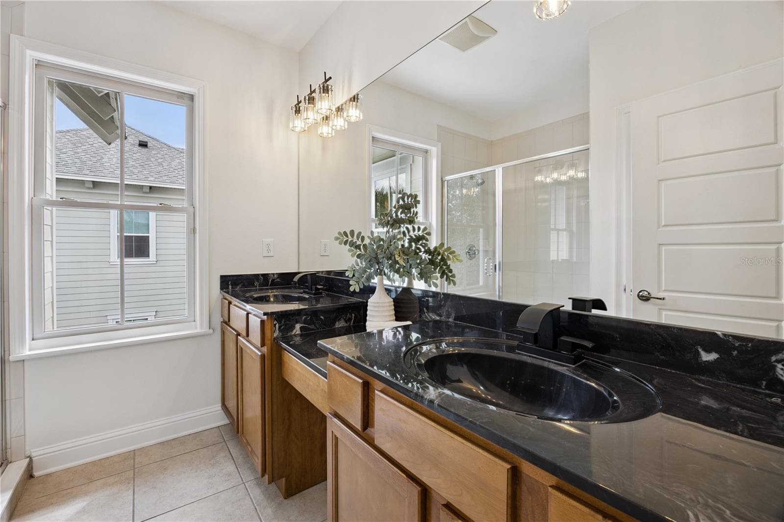 Primary bathroom with double sinks - 1362 UNION CLUB DR, WINTER GARDEN