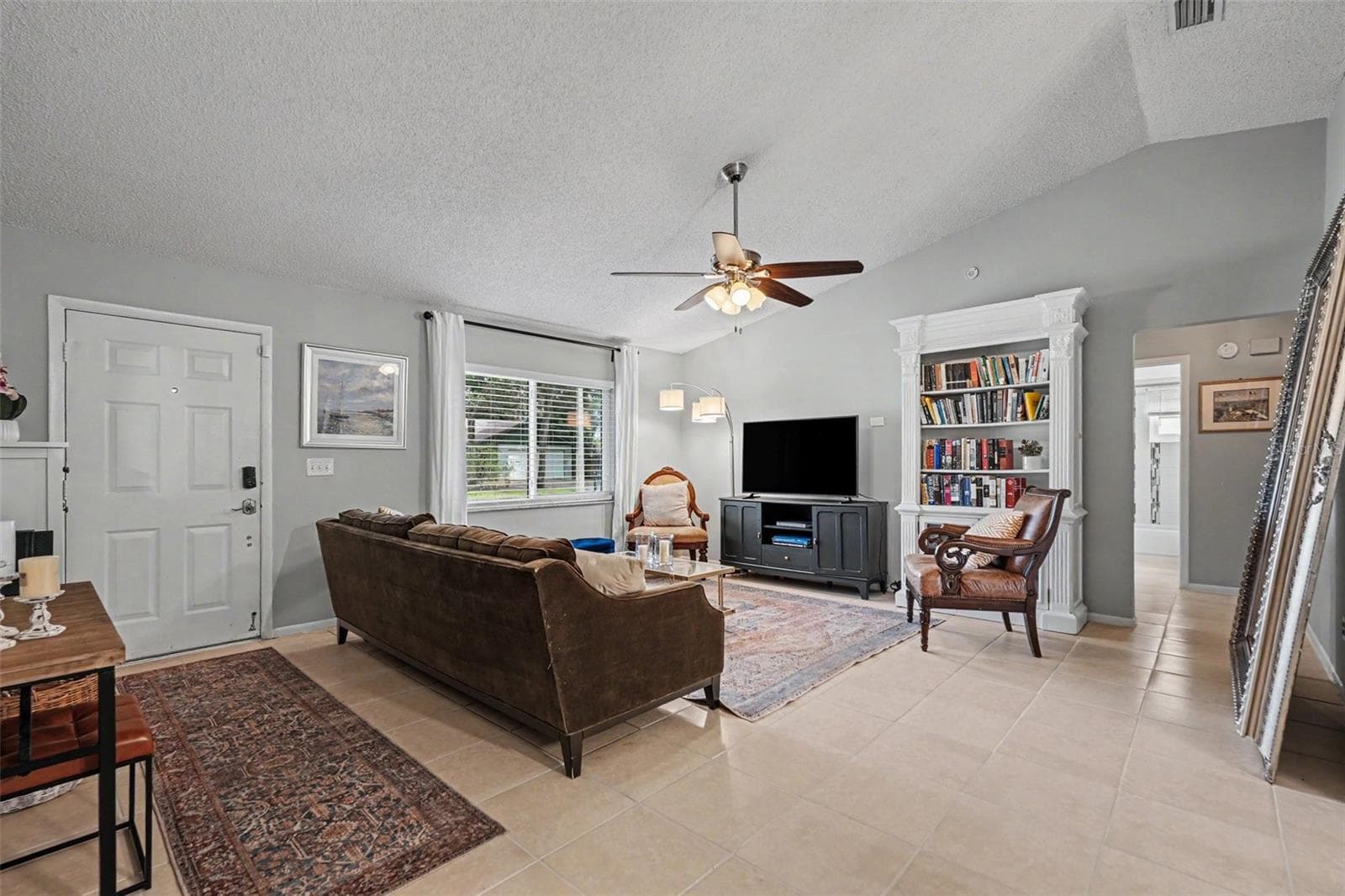 Single Family Residence at 8064 FAWNRIDGE CIR, TAMPA, photo 2 of 33