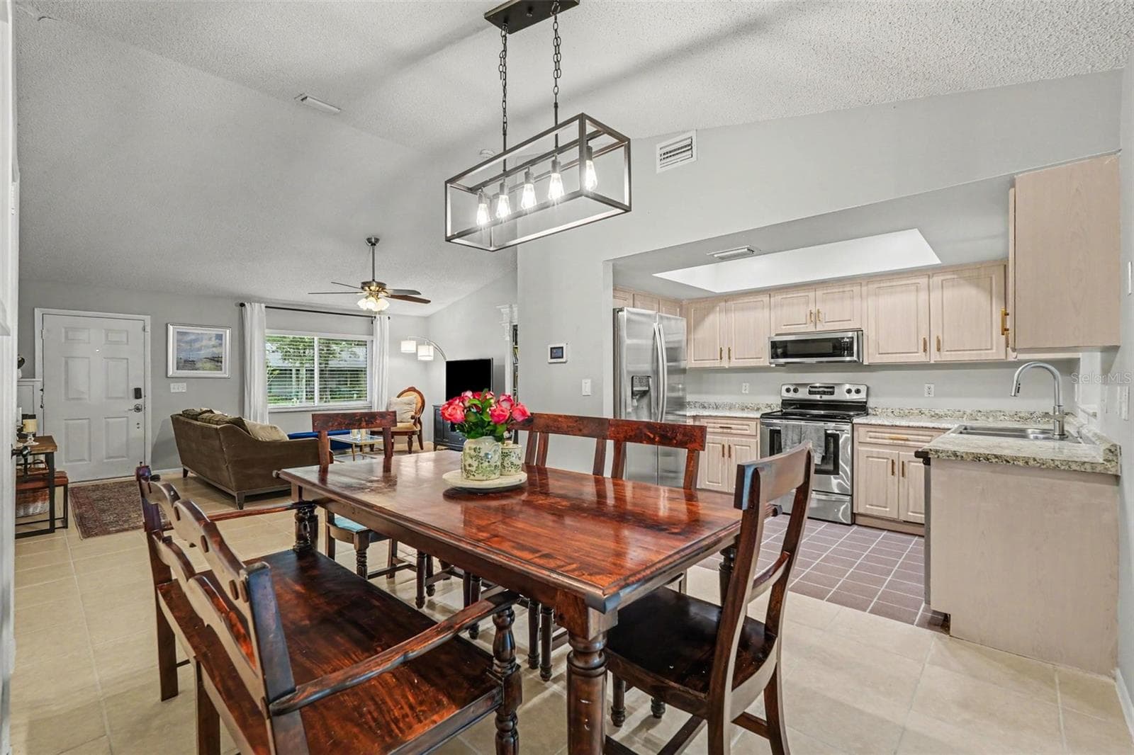 Dining area and kitchen - 8064 FAWNRIDGE CIR, TAMPA
