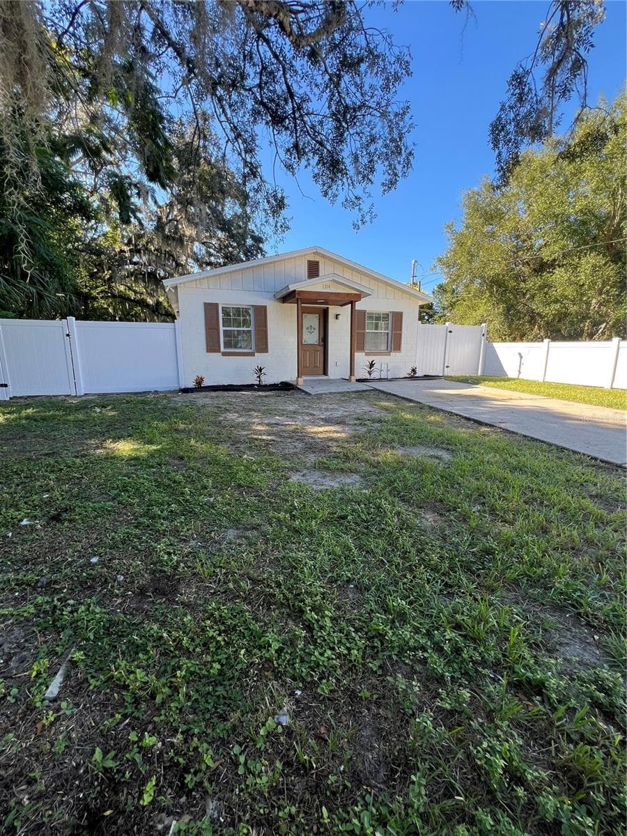 Single Family Residence at 1314 ROBIE AVE, MOUNT DORA, photo 2 of 34