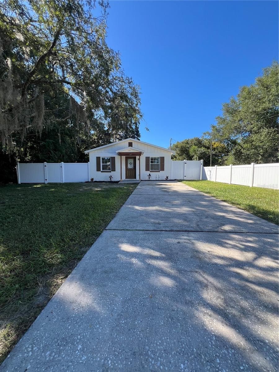 Single Family Residence at 1314 ROBIE AVE, MOUNT DORA, photo 3 of 34