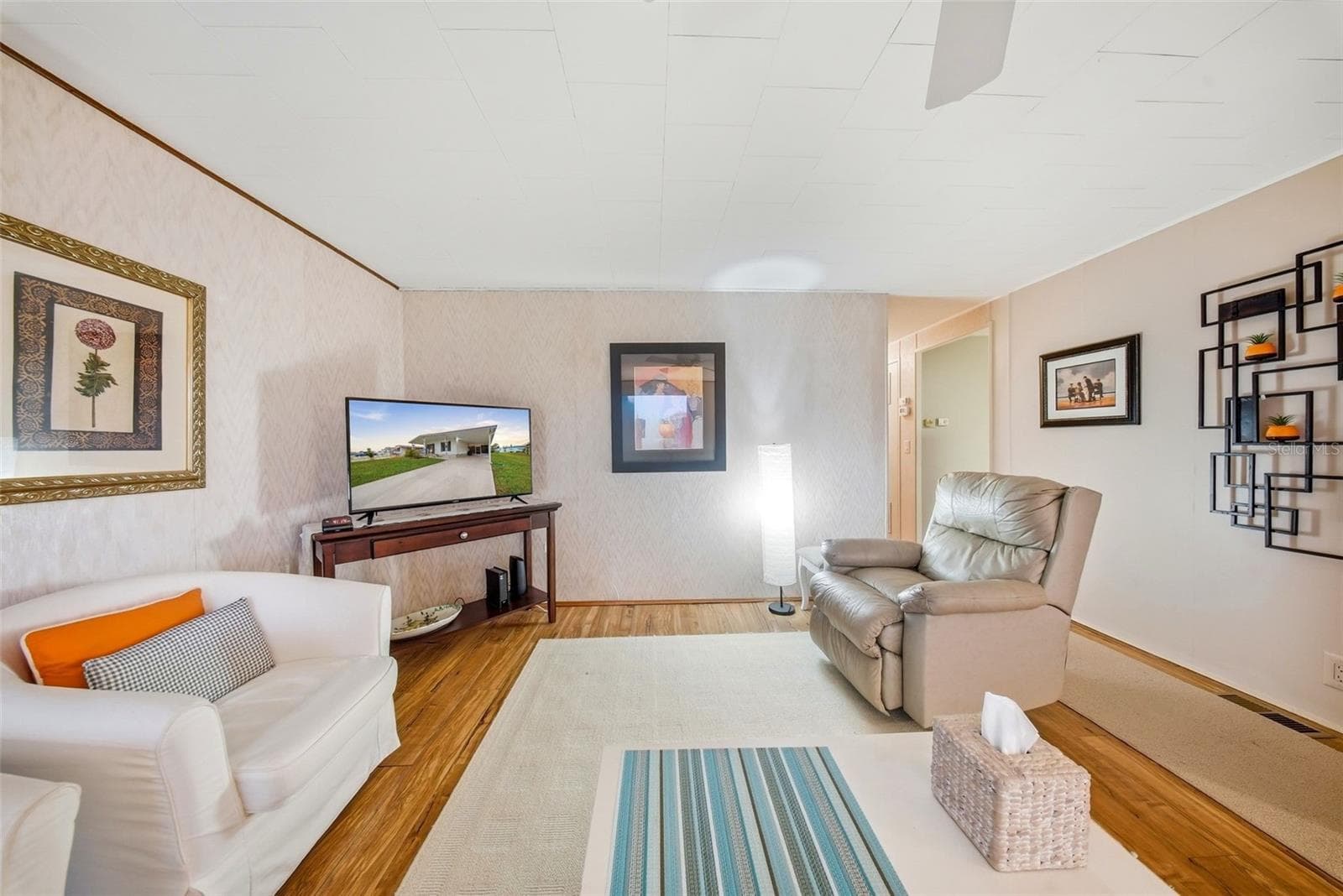 Amazing decor! - 12117 CARTWRIGHT DR, HUDSON