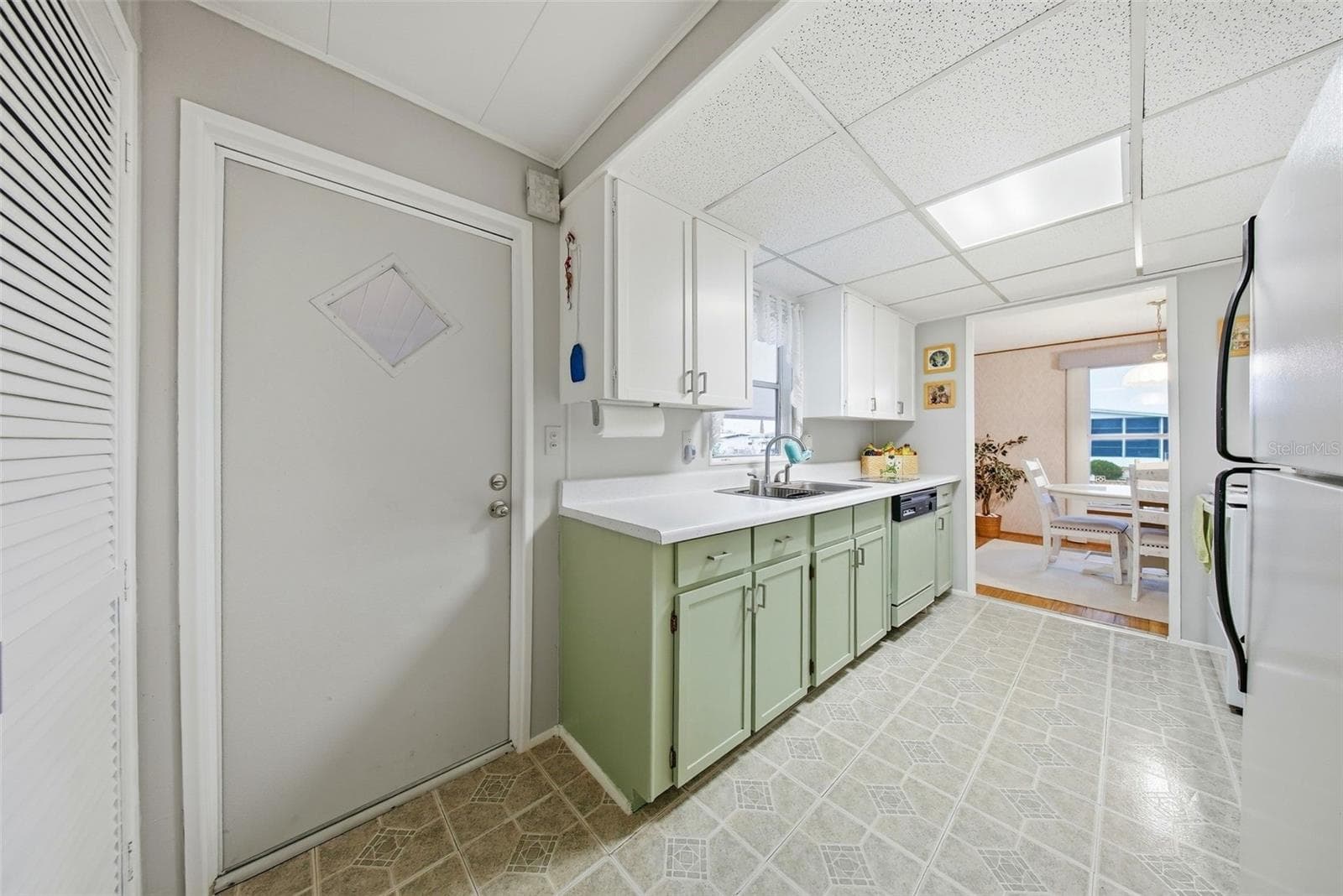 Spacious kitchen - 12117 CARTWRIGHT DR, HUDSON