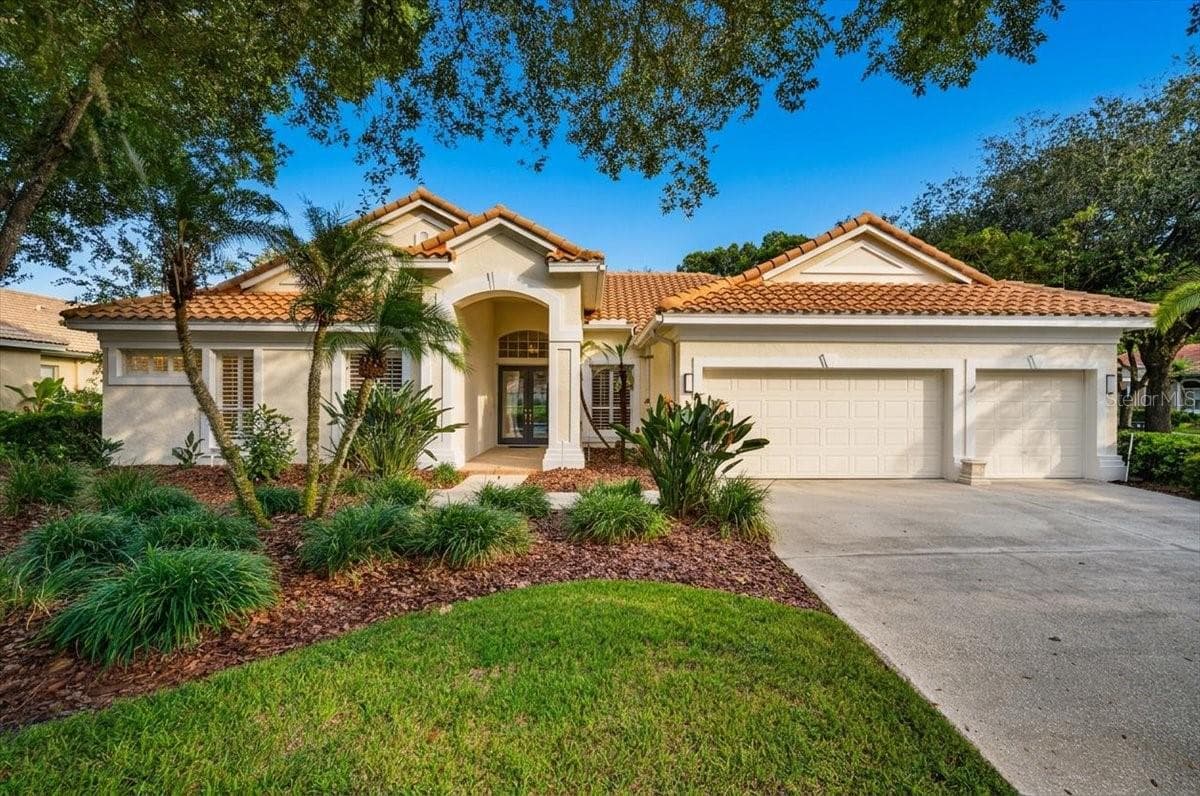Single Family Residence at 9101 WOODRIDGE RUN DR, TAMPA, photo 4 of 100