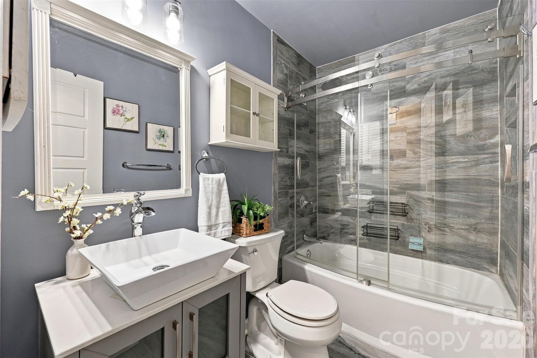 Main floor full bathroom - 9071 Tulagi Court, Tega Cay
