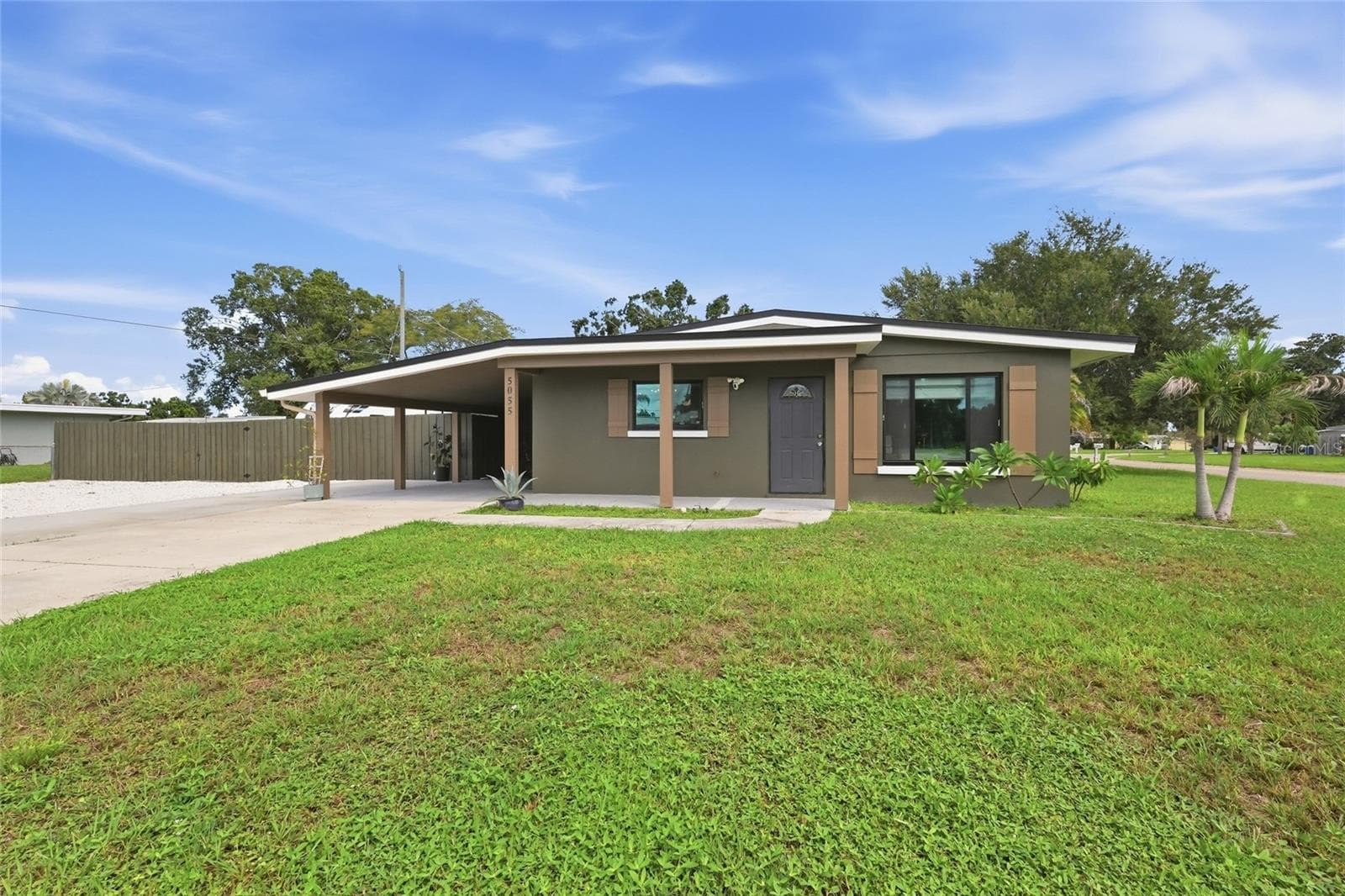 Located on a spacious 1/2 acre, corner lot with no HOA fees - 5055 LAHAINA DR, SARASOTA
