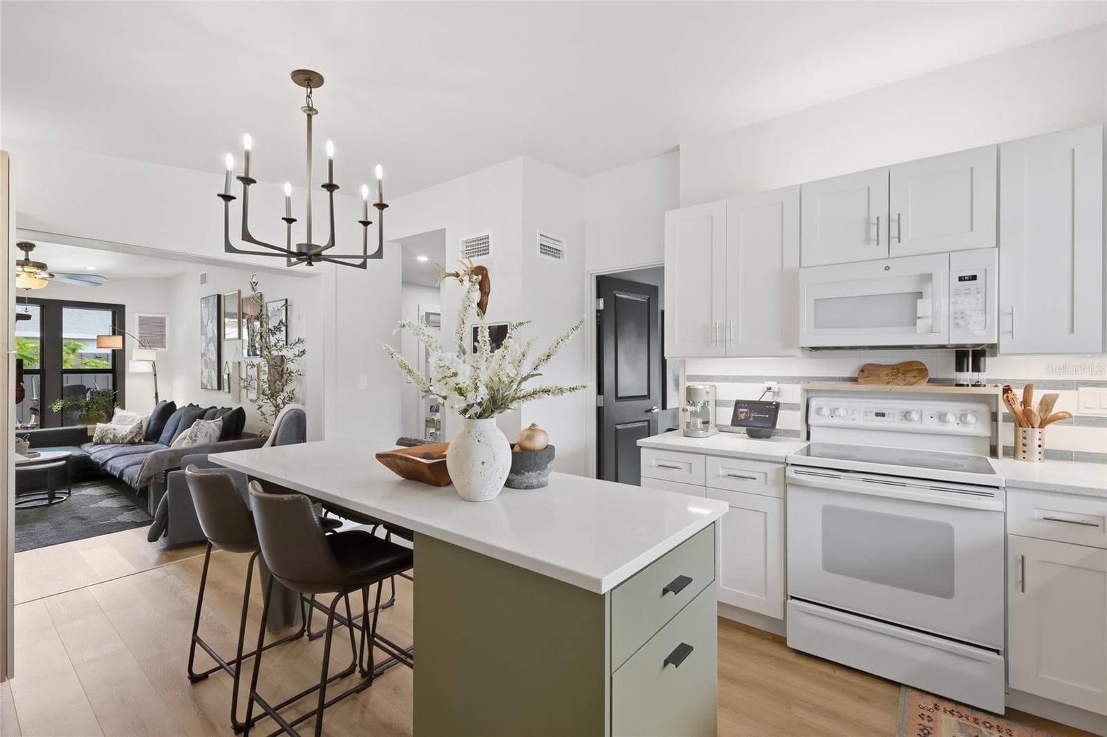 Beautiful, updated kitchen - 5055 LAHAINA DR, SARASOTA