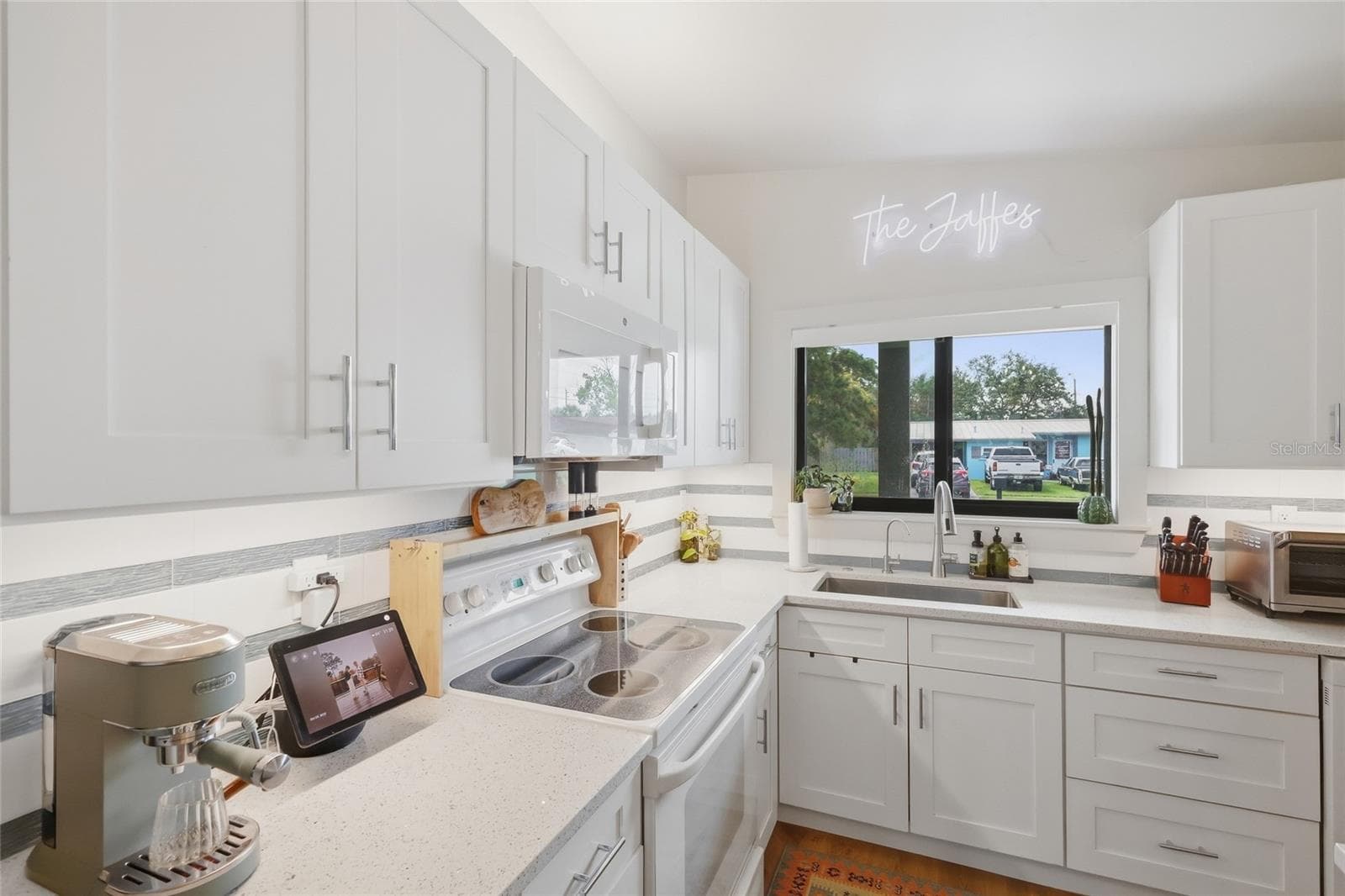 completely renovated with quartz countertops, a center island, updated cabinetry, and a large one-basin sink — a true centerpiece for the home. - 5055 LAHAINA DR, SARASOTA