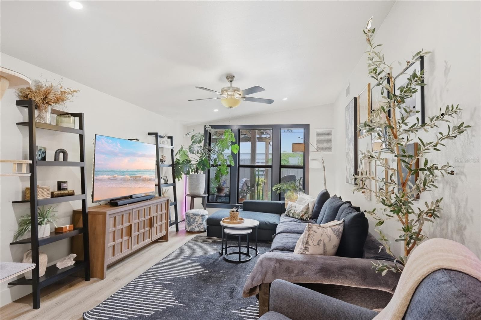 Spacious main living space with updated recessed lighting - 5055 LAHAINA DR, SARASOTA