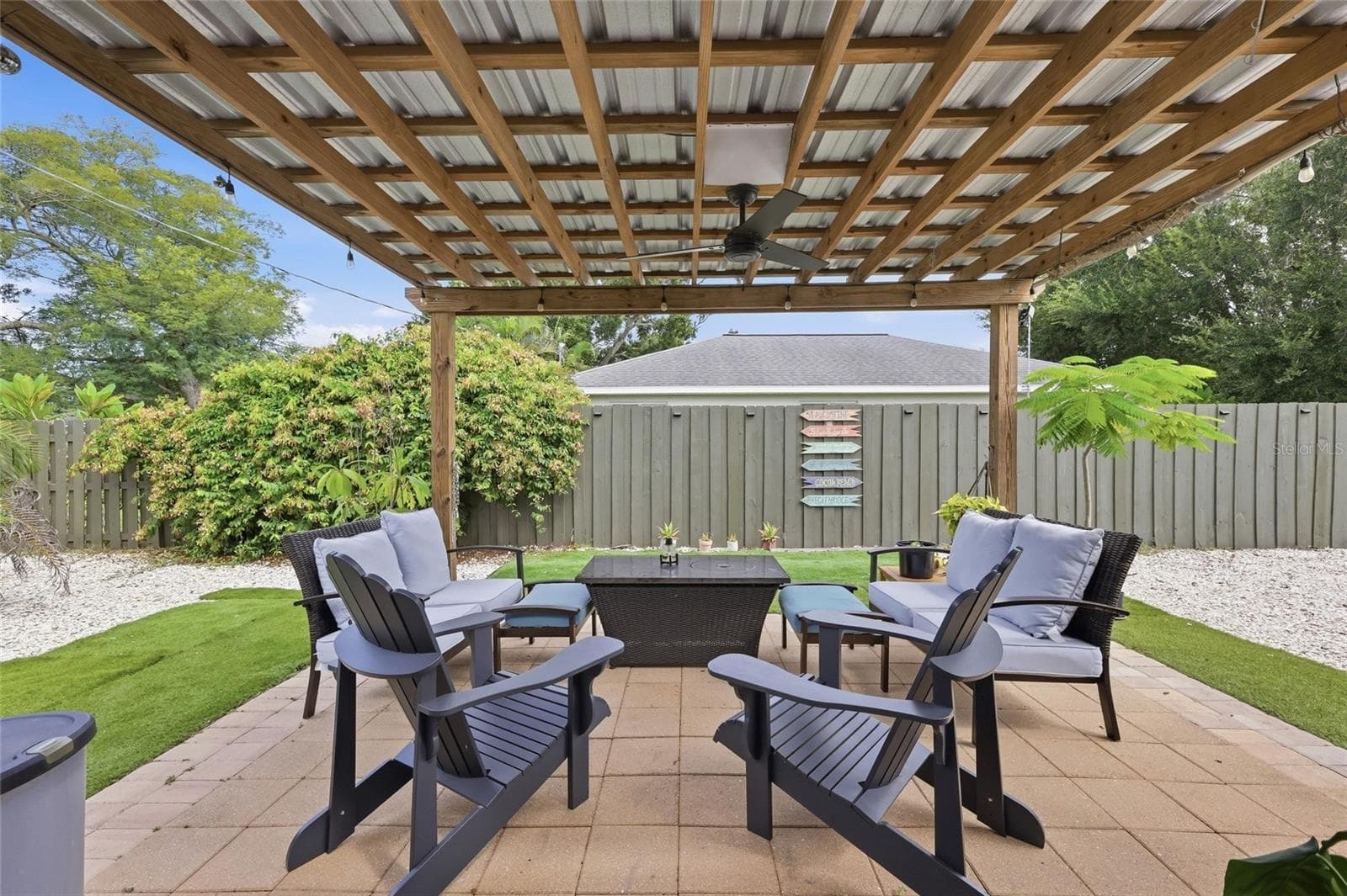 Outdoor pavered patio with pergola perfect for entertaining - 5055 LAHAINA DR, SARASOTA