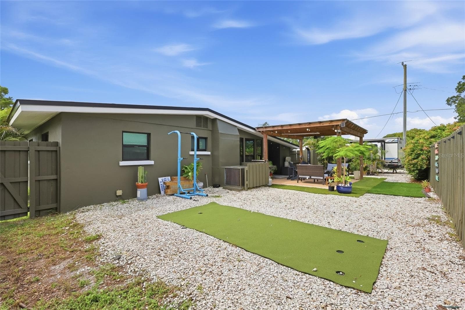 Large, low-maintenance yard - 5055 LAHAINA DR, SARASOTA