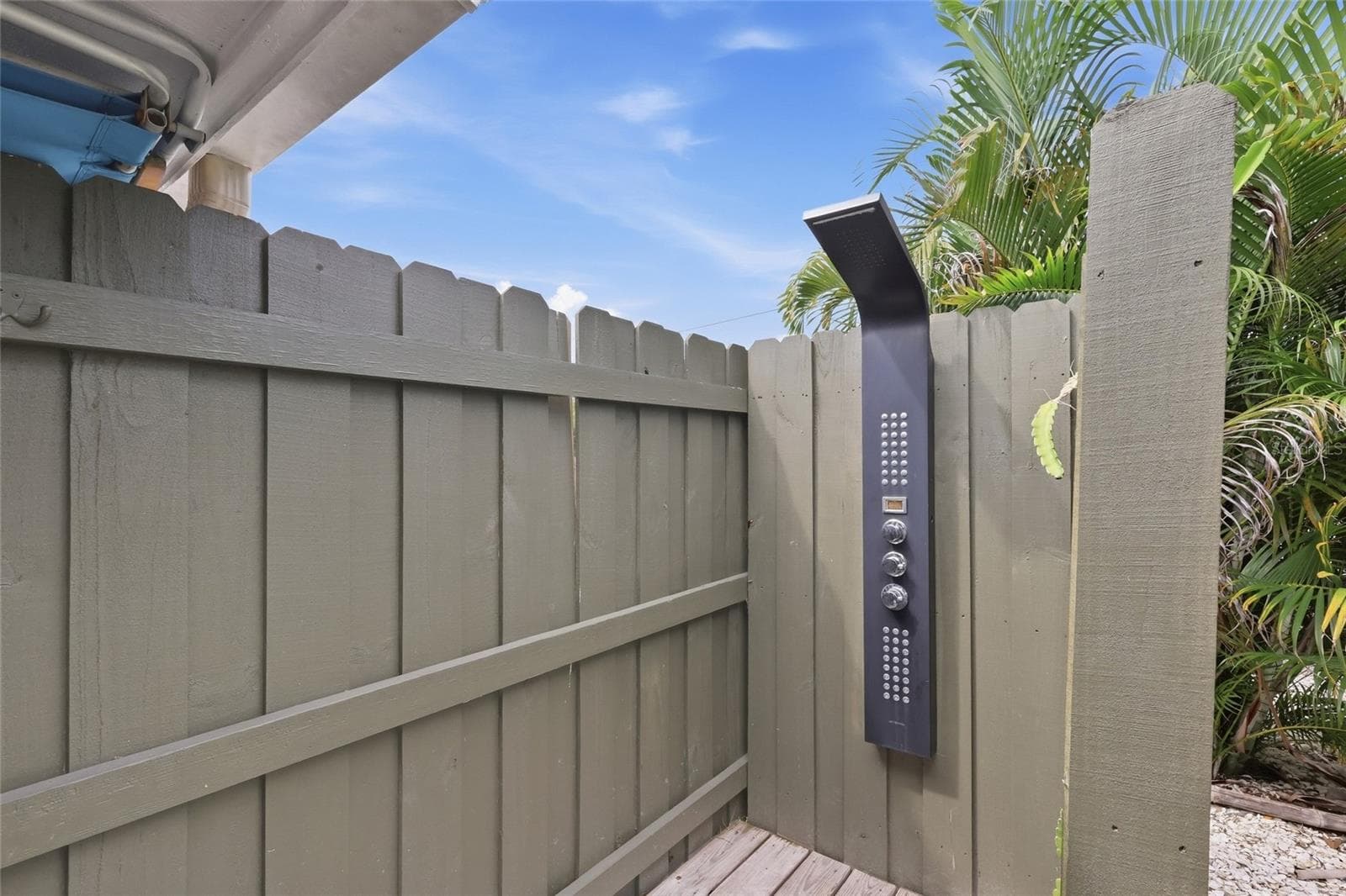 Outdoor shower - 5055 LAHAINA DR, SARASOTA