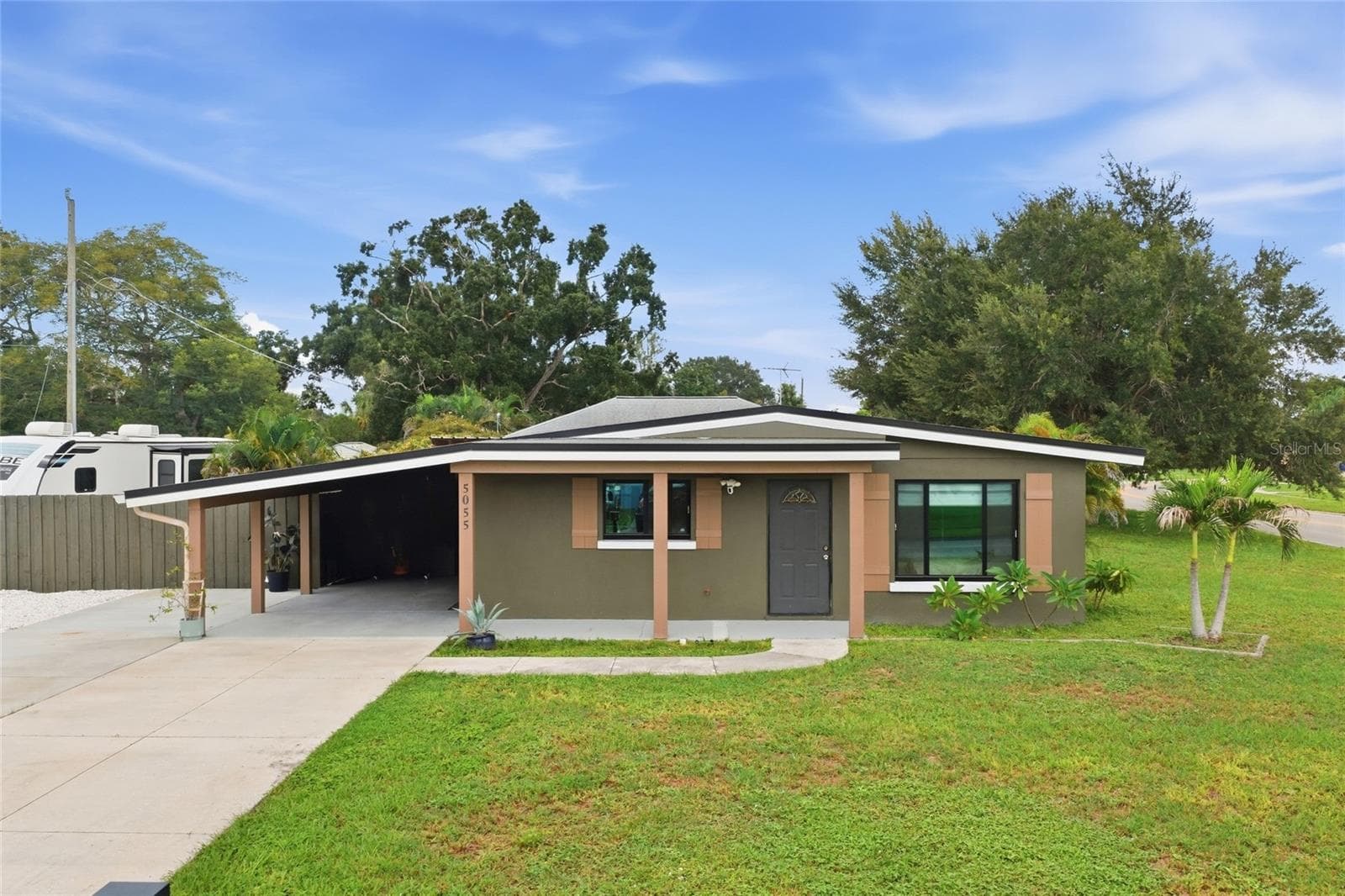Complete exterior refresh with new stucco, exterior paint, newer roof and all new hurican impact windows and doors! - 5055 LAHAINA DR, SARASOTA