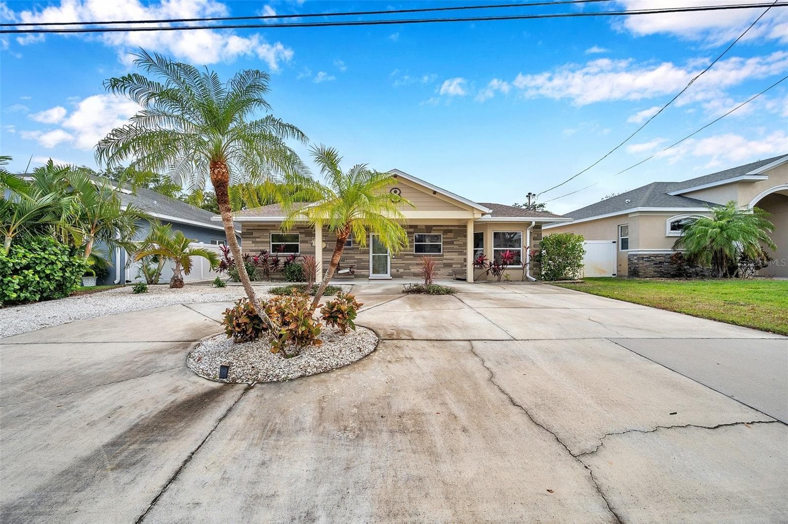 Single Family Residence at 8 CITRUS DR, PALM HARBOR, photo 4 of 95