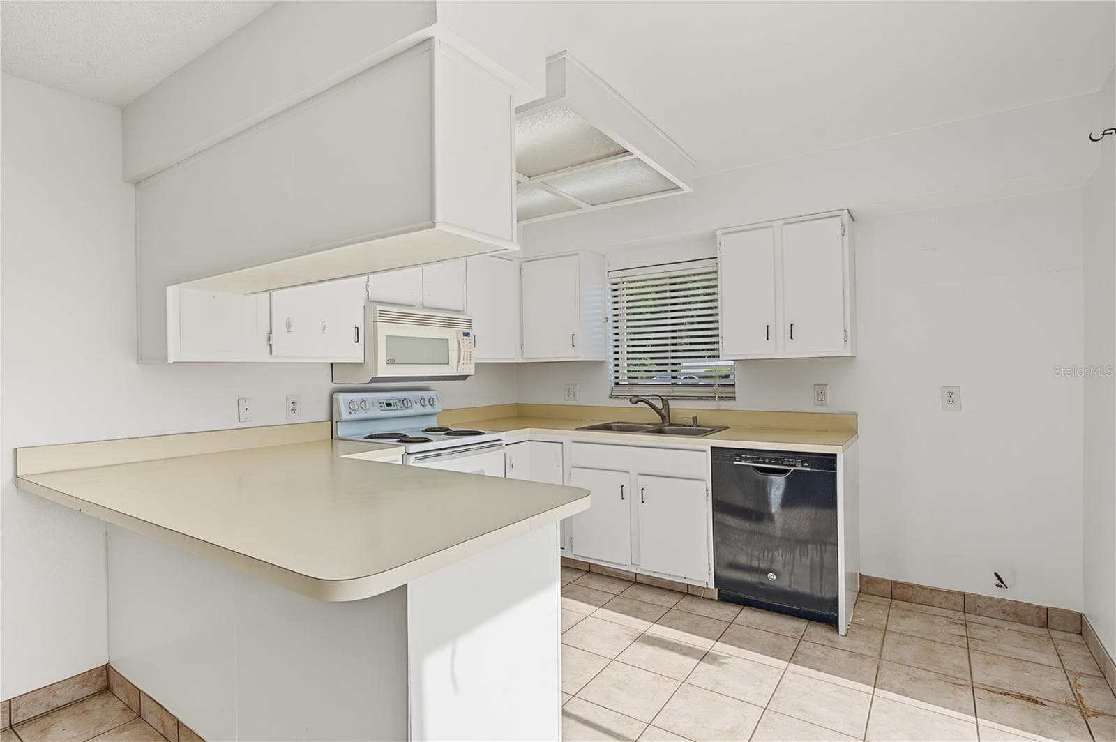 Townhouse at 8119 OAK TRACE WAY #C, TAMPA, photo 8 of 29