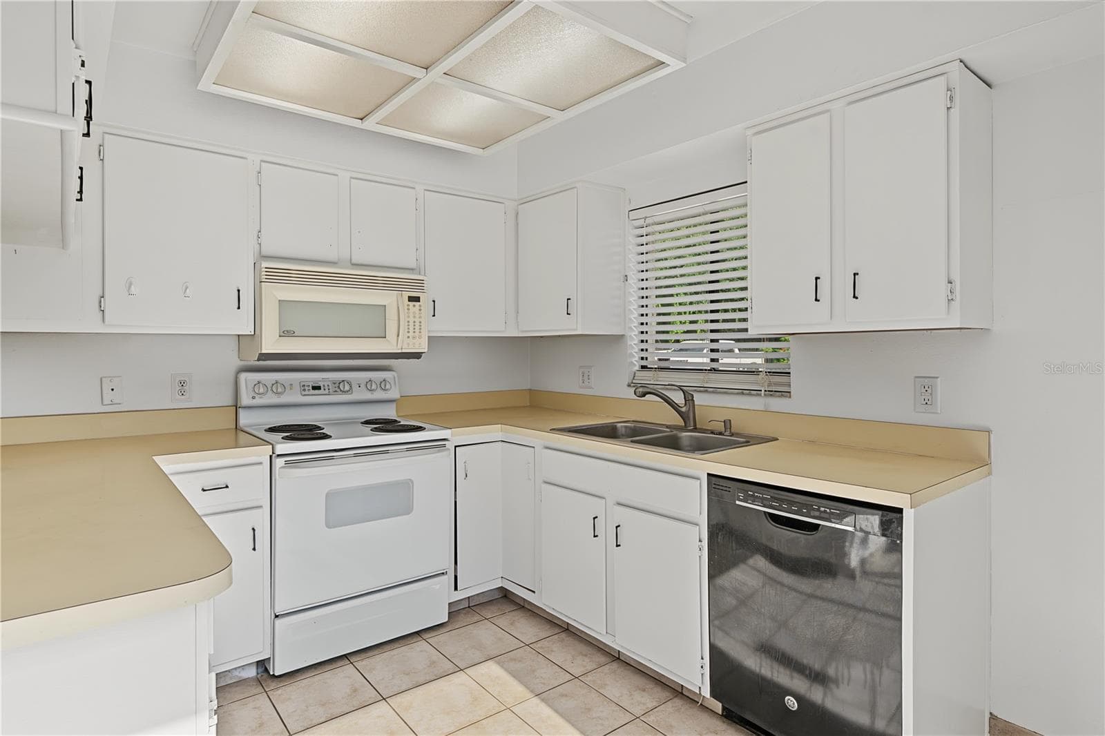 Townhouse at 8119 OAK TRACE WAY #C, TAMPA, photo 9 of 29