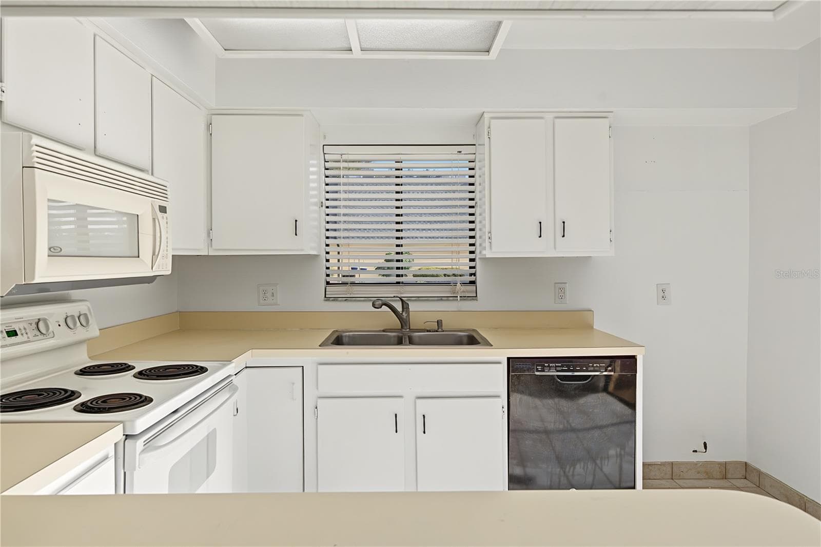 Townhouse at 8119 OAK TRACE WAY #C, TAMPA, photo 12 of 29