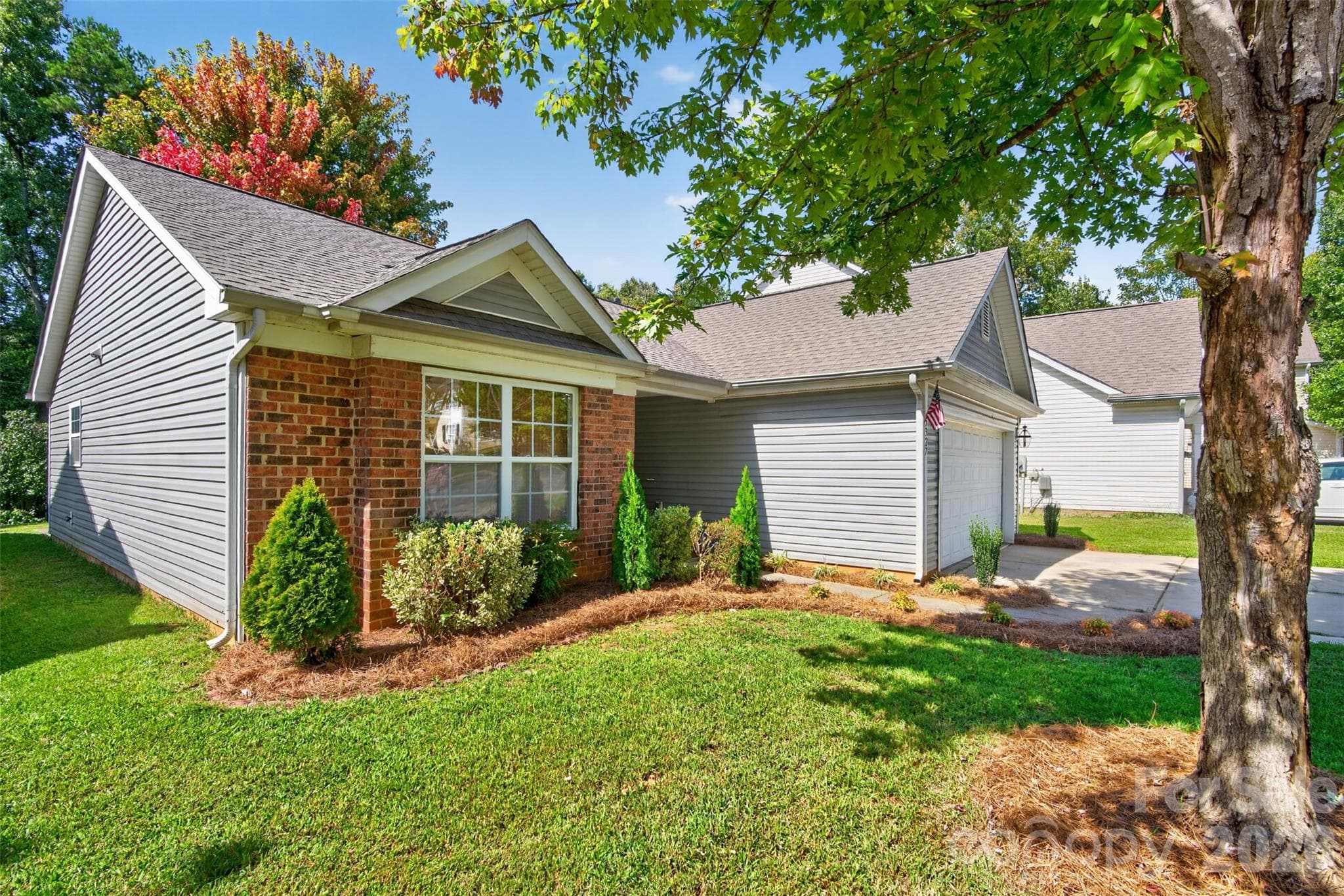 Single Family Residence at 5327 Fernhill Drive, Charlotte, photo 2 of 20