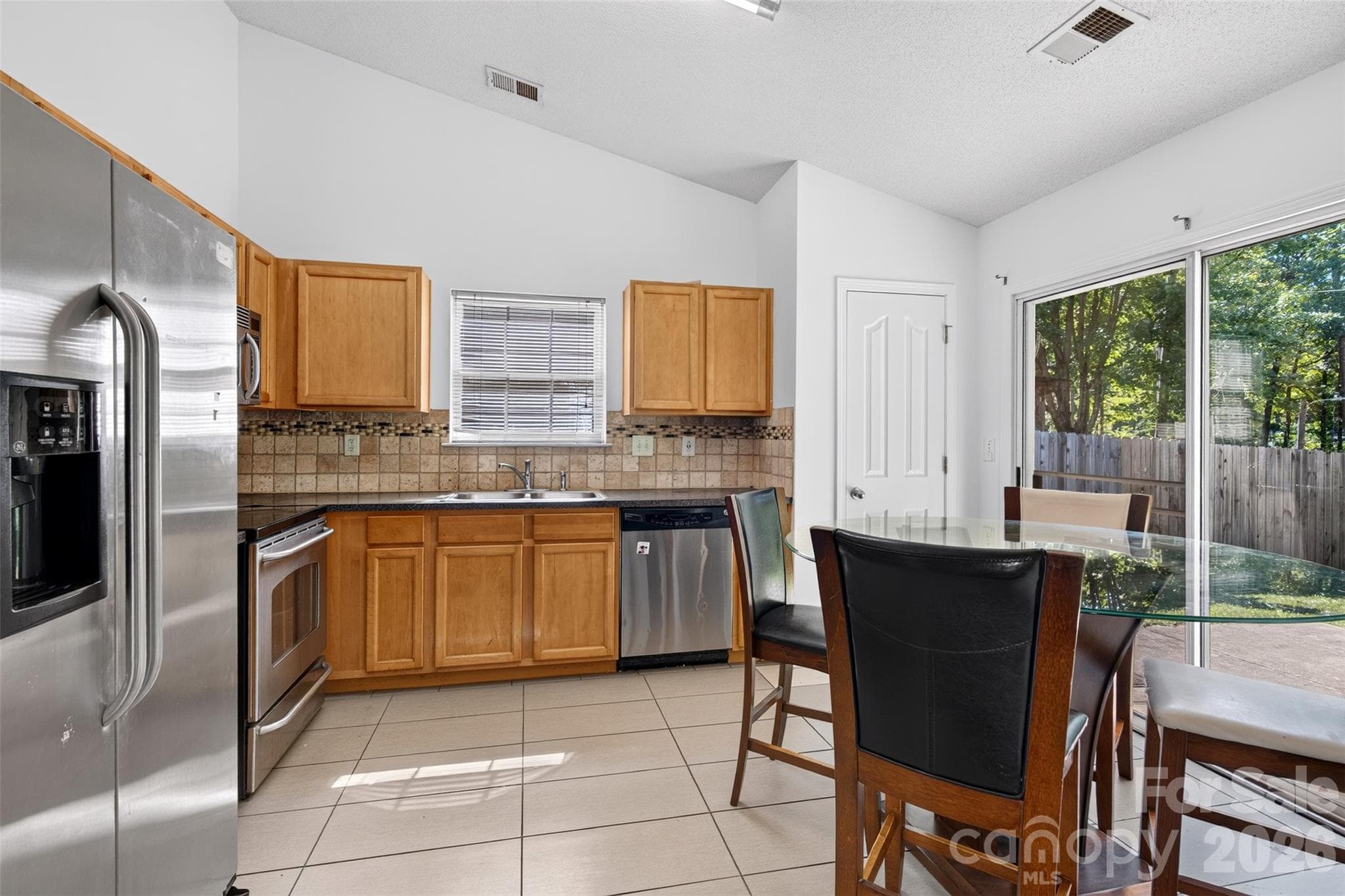 Single Family Residence at 5327 Fernhill Drive, Charlotte, photo 6 of 20