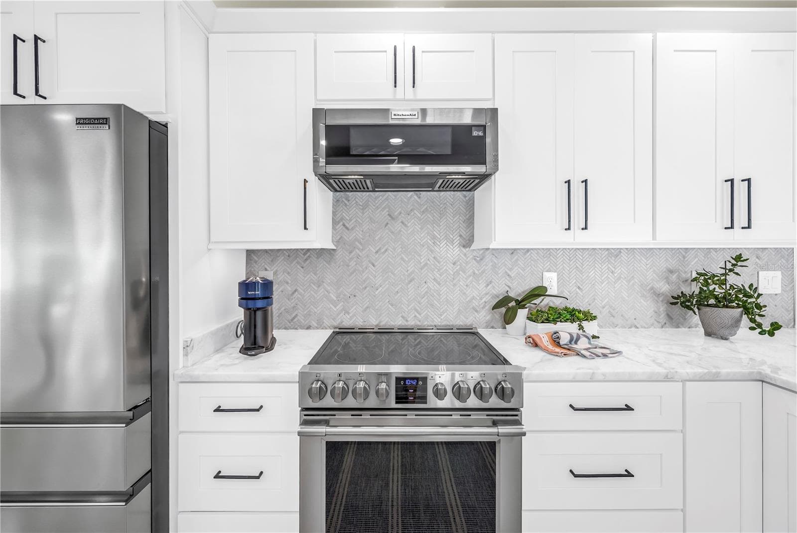 Sleek slimline vented microwave can easily be lowered for "petite" cooks. - 1114 2ND AVE S, TIERRA VERDE