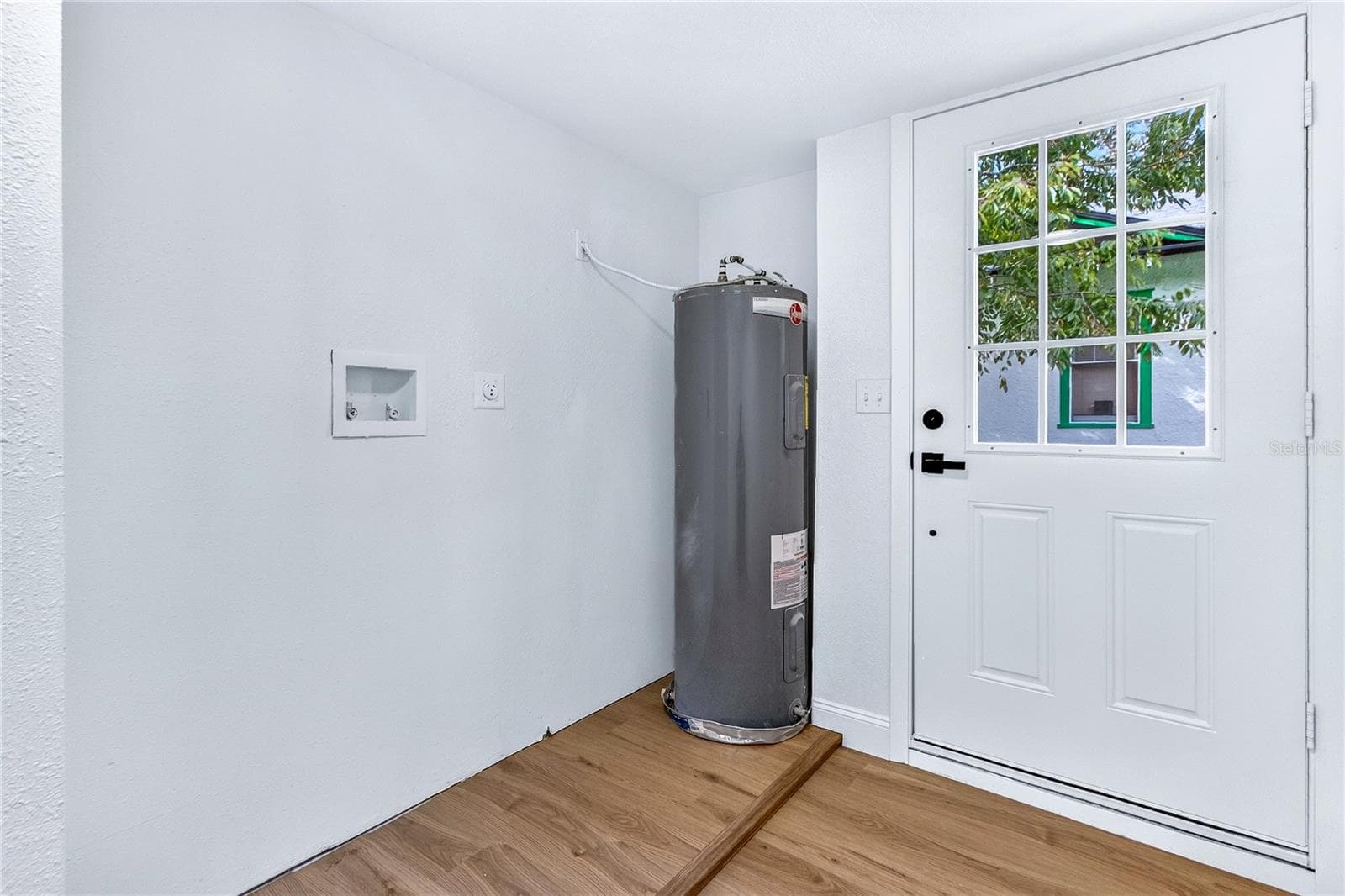 laundry room with entrance - 2426 S LAUREL AVE, SANFORD