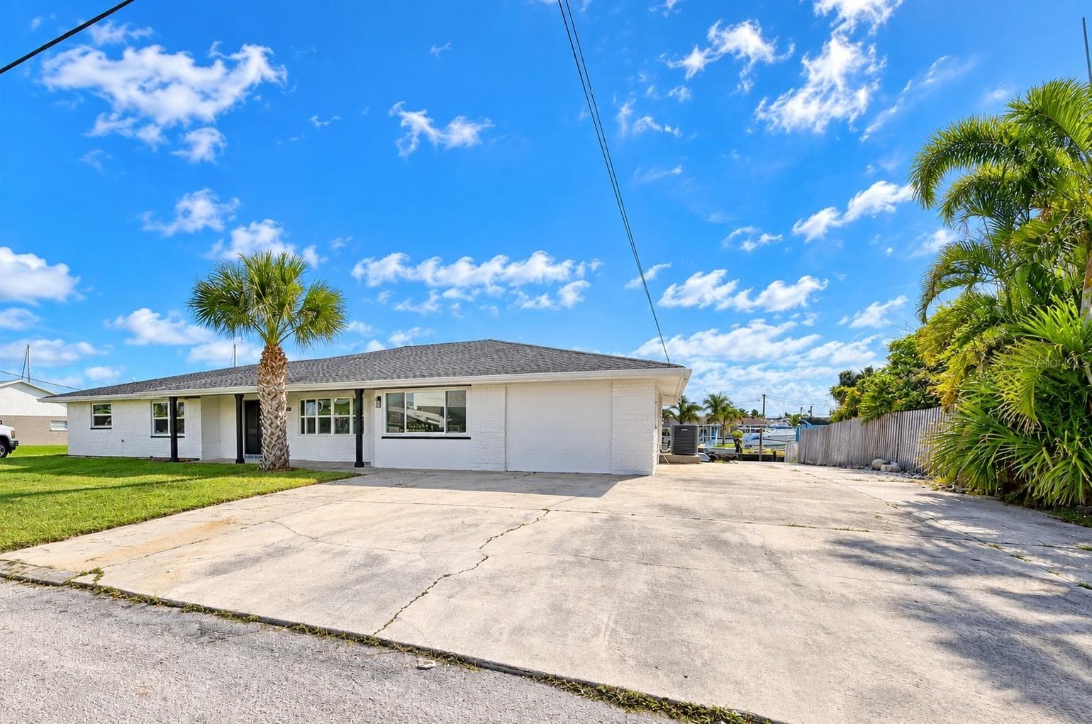Large driveway for boat/trailer or RV - 13812 MATTIX AVE, HUDSON